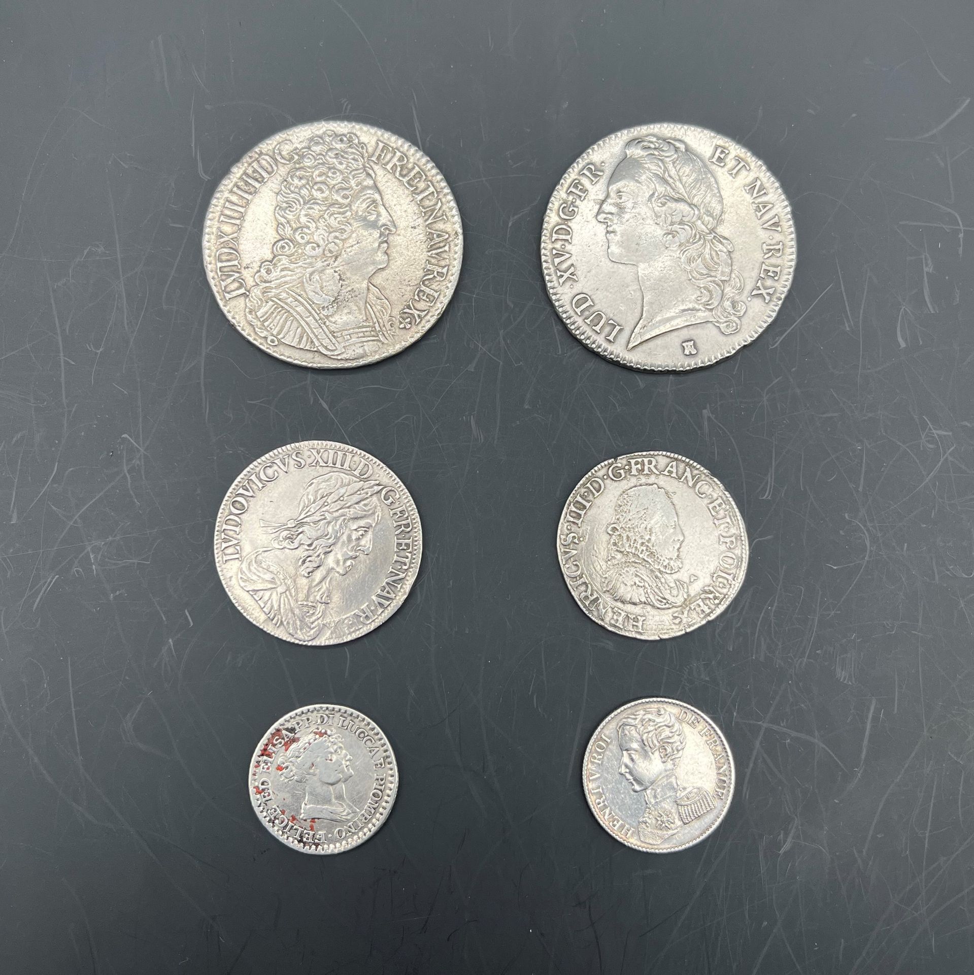 Lot de 6 monnaies françaises en argent, toutes ayant été fortement nettoyées. 
Teston Henri III 1575 Poitiers,
30 sols Louis XIII 1643 Paris,
Ecu au 3 couronnes Louis XIIII 1712,
Ecu au bandeau de Louis XV 1763, Tours, 
Franc Elisa Bonaparte pour Lucques et Piombino 1808, 
Franc Henri V prétendant, 1831.