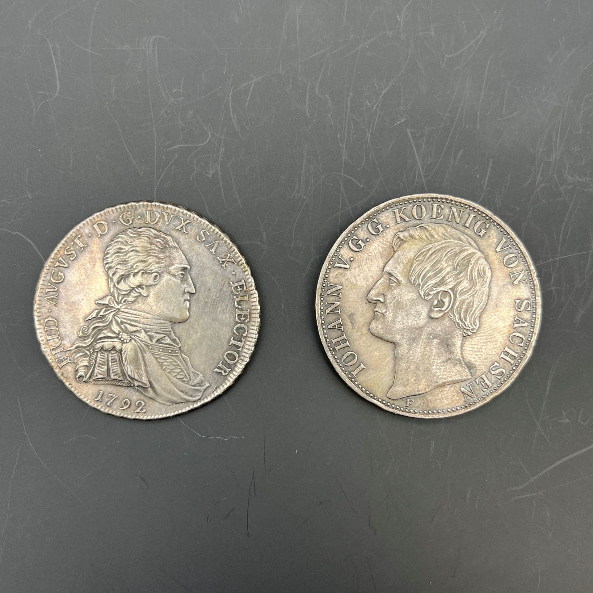 MONNAIES DES PAYS ETRANGERS 
SAXE 
LOT de 2 monnaies en argent: thaler de Frédéric-Auguste I (Duc Electeur) daté 1792 (TTB) et
-double-thaler du Roi Anton daté 1859 (TTB avec petites rayures à l’avers).
KM.1034 et 1195
-Les 2