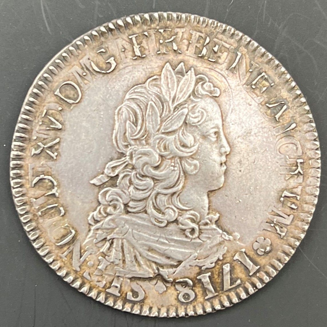 MONNAIES FRANÇAISES ROYALES EN ARGENT
 LOUIS XV (1715-1774)
Ecu de France, en argent, 172(1?), peut-être G=Poitiers (sur pièce datée de 1718). Réformation.
D.1665
TB