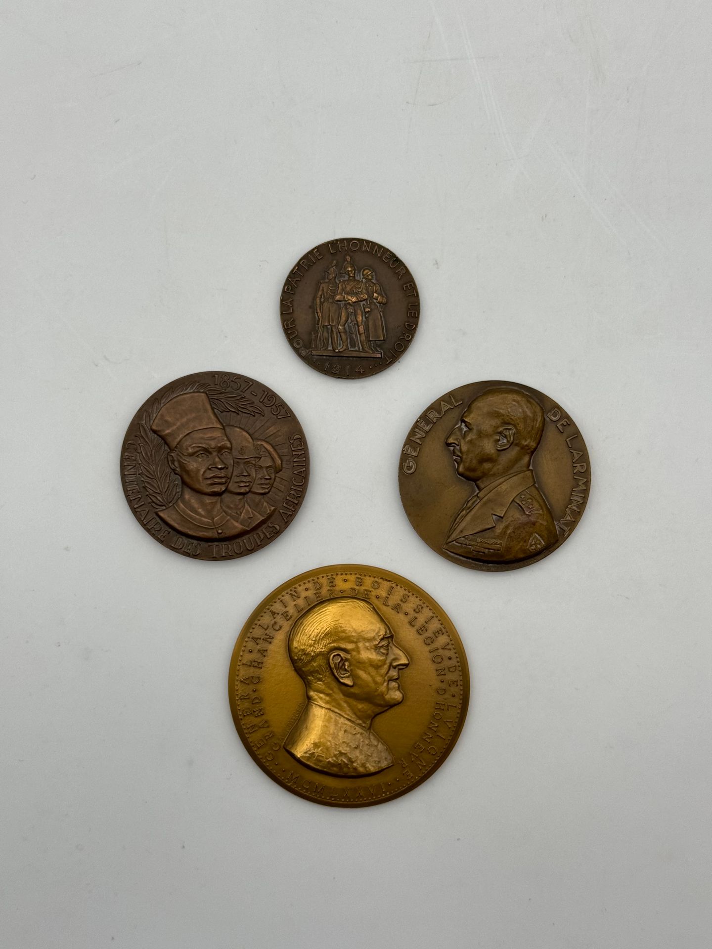 MEDAILLES
MILITARIA. LOT de 4 médailles en bronze. France Libre, Général de Larminet, bronze 68mm, graveur Raymond Delamare. Général de Boissieu, Grand Chancellier de la Légion d’Honneur, bronze 87mm. Gendarmerie Nationale de France 1946, bronze 50mm. 
Centenaire des Troupes Africaines 1857-1957, bronze 67mm, graveur Tschudin.
TTB et SUP