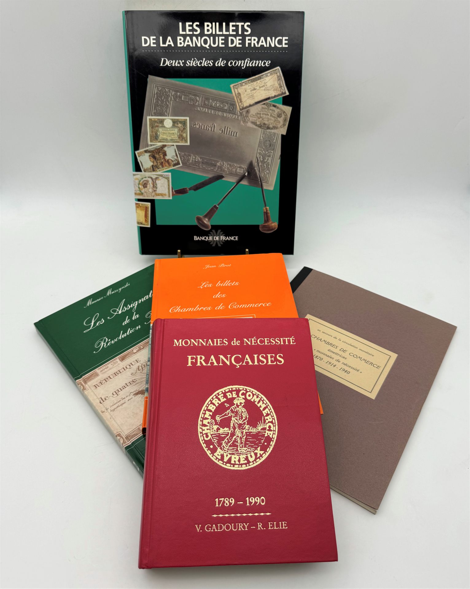 LIVRES DE NUMISMATIQUE
LOT de 5 livres. Les billets de la Banque de France (1994).
Raymond HABREKORN, Les Chambres de Commerce émettrices de monnaies 
de nécessité 1870-1914-1940 (1970, broché).
Jean PIROT, Les billets de Chambres de Commerce (1989). 
Maurice MUSZINSKI, Les Assignats de la Révolution Française (1981). 
V. GADOURY et R. ELIE, Monnaies de nécessité françaises 1789-1990).