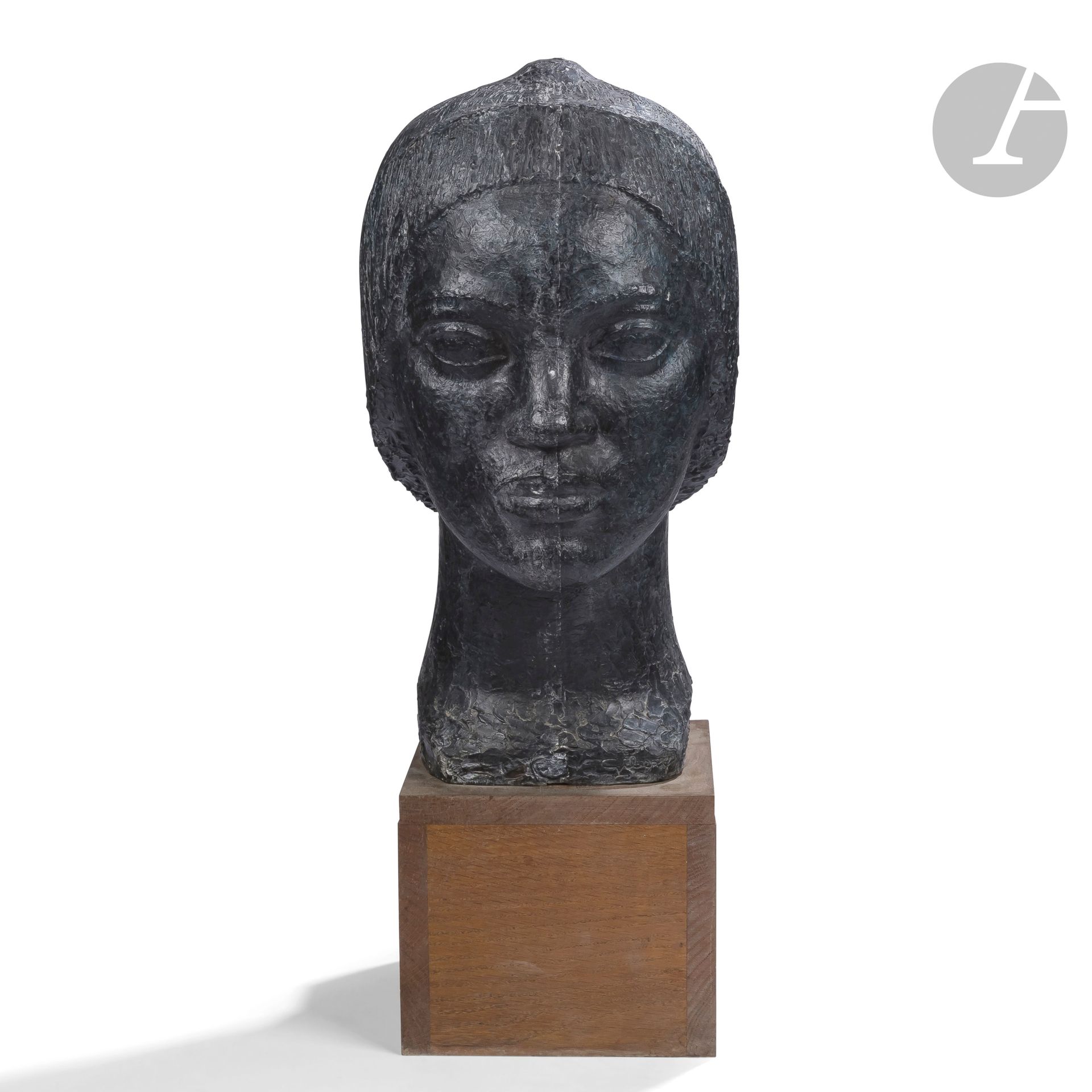 LUCIEN GIBERT (1904-1988)
Africaine
Portrait sculpté. Épreuve en plâtre à patine noire. Base cubique en chêne. Signée GIBERT vers la base du cou en façade. H.avec base: 74cm – H.sculpture seule: 54cm