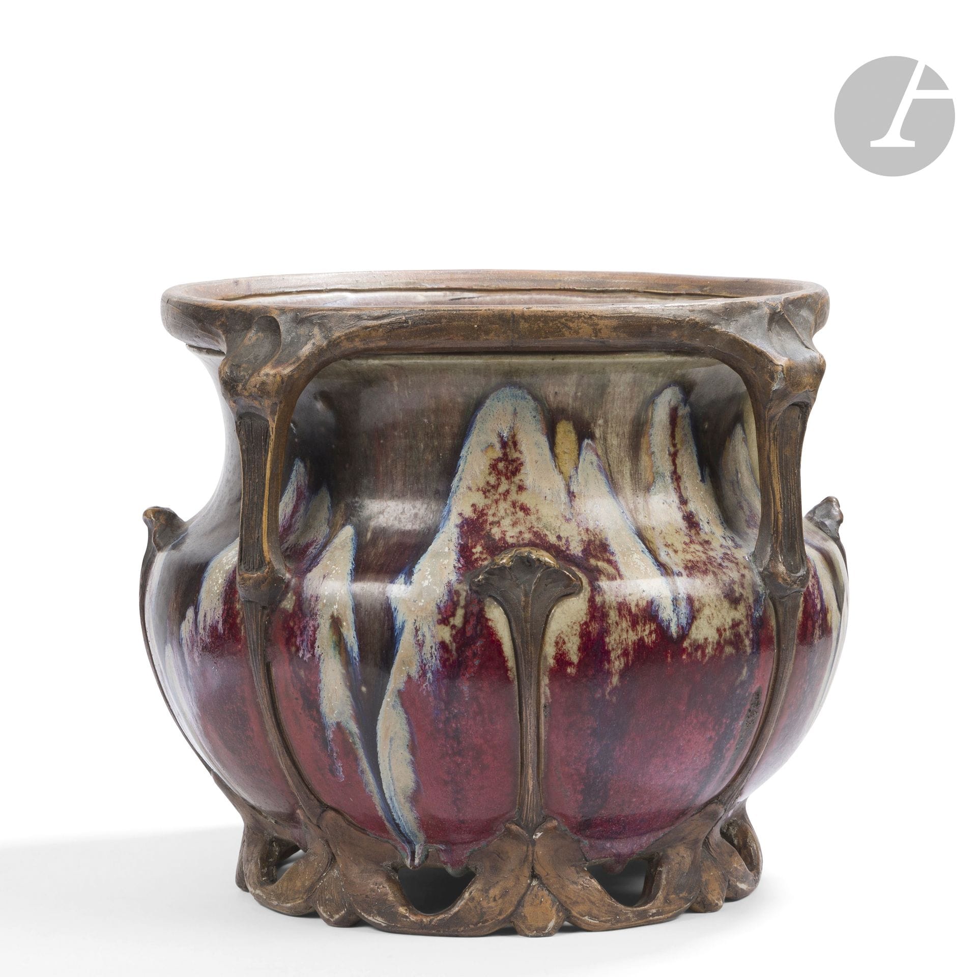 EDMOND LACHENAL (1855-1948) & ÉMILE DECŒUR (1876-1953)
Très important cache-pot Art nouveau à quatre anses détachées. Épreuve en céramique émailléepolychrome; le corps aux larges nuances rouge-de-cuivre; la base, le col et les anses patinés et vernis. Restaurations et éclats sous la base. Vers 1902. Signé LACHENAL, monogrammé ED (lettres adossées) et marqué Modèle original sous la base. H.27,5cm – D.35cm

Bibliographie:
L’Art décoratif – Janvier 1903. Un modèle identique reproduit page 33.