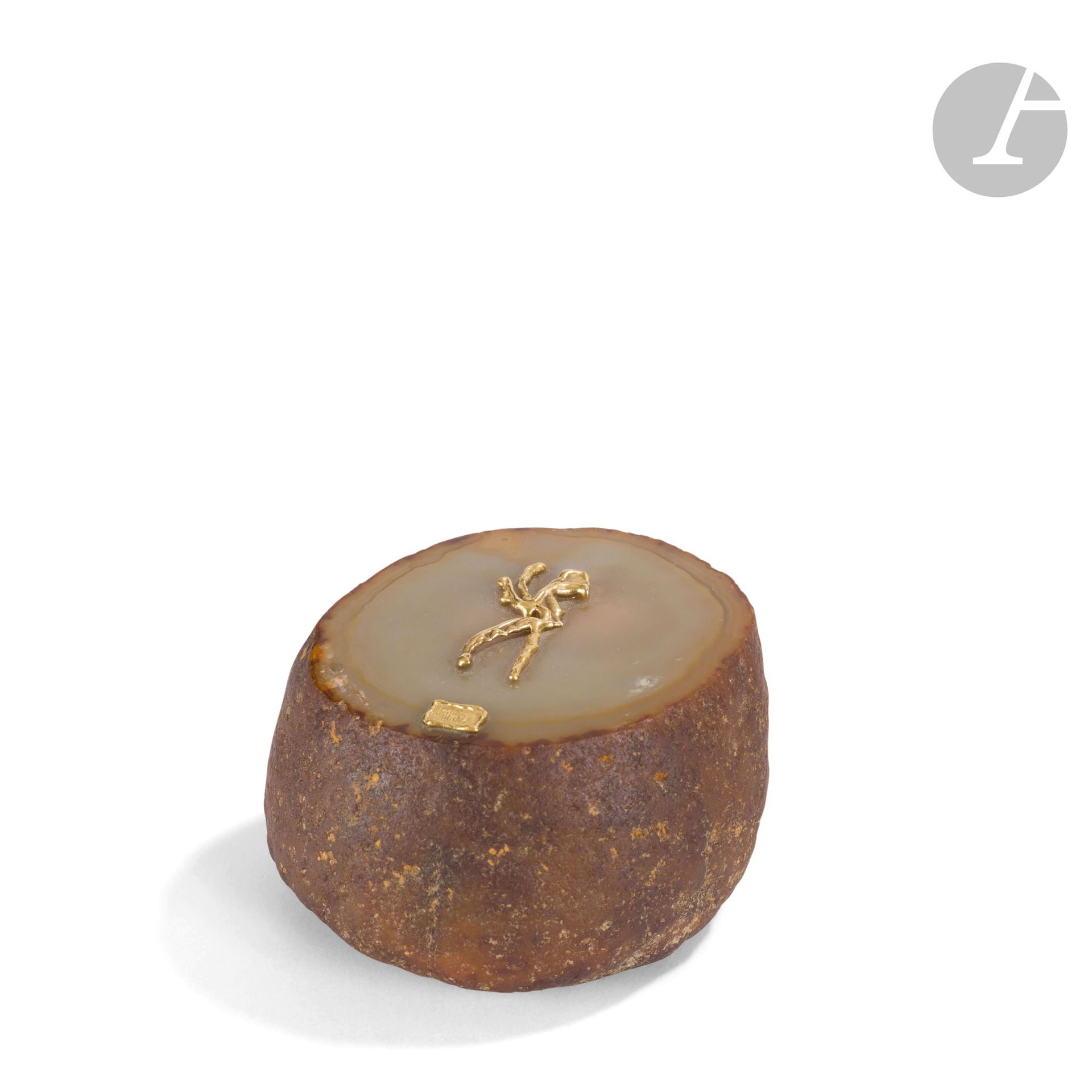 JEAN MAHIE (FOUNDED 1969) - JEAN-MARIE MAZARD (1907-1994) & JACLINE NATAF MAZARD (BORN 1943)
Birdman
Paperweight. The base in agate; the title motif in 22-carat gold. Signed Jean MAHIE in a 22-carat gold cartouche, both parts (motif and signature) bear the Master Goldsmith and title hallmarks. H.6,5cm - W.11cm - D.11cm - Gross weight:1.152 g