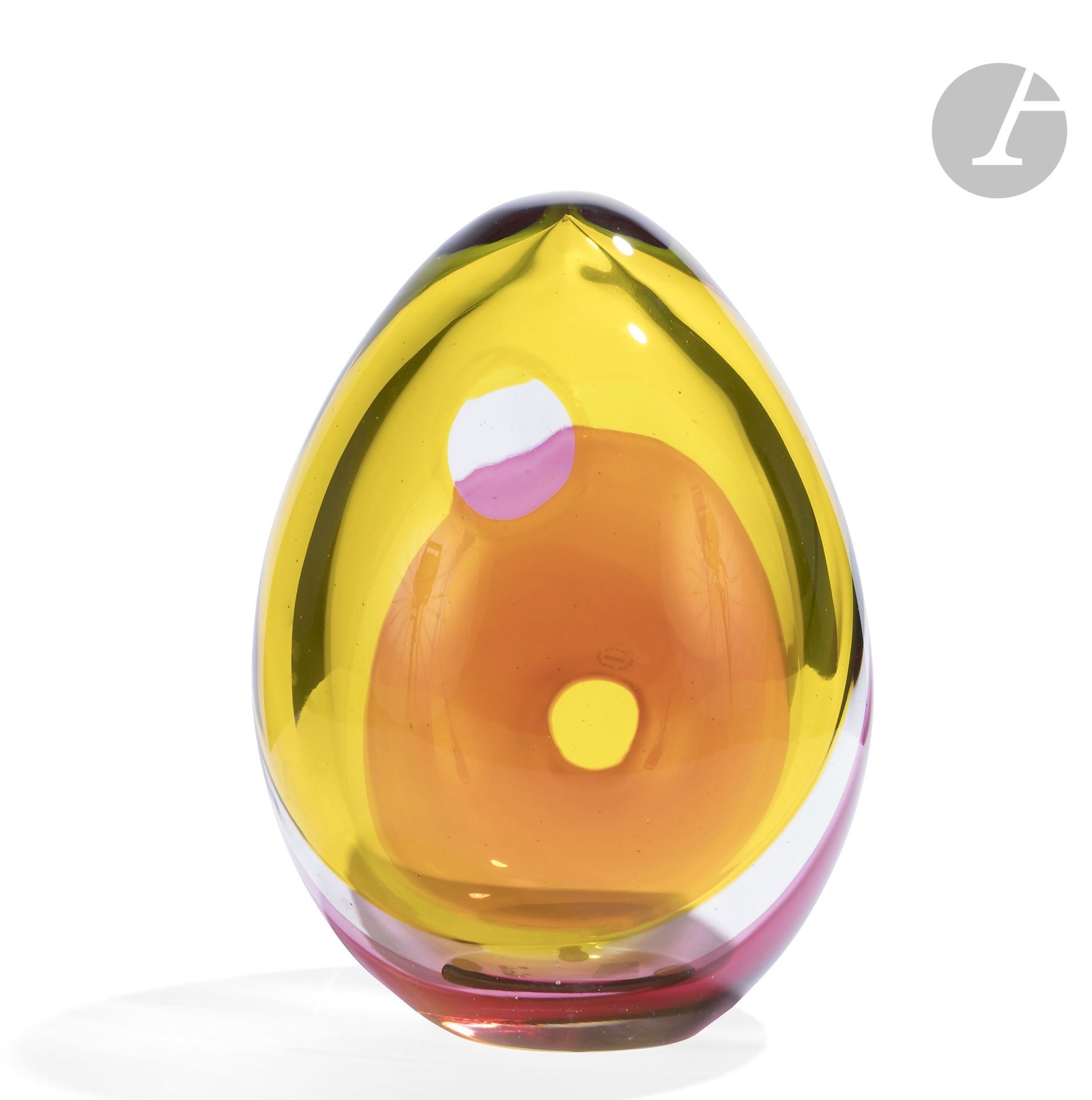 Archimède SEGUSO (Italie, 1909-1999)
Œuf en verre de Murano soufflé jaune et rose. Signé sous la base. H. 28 cm
