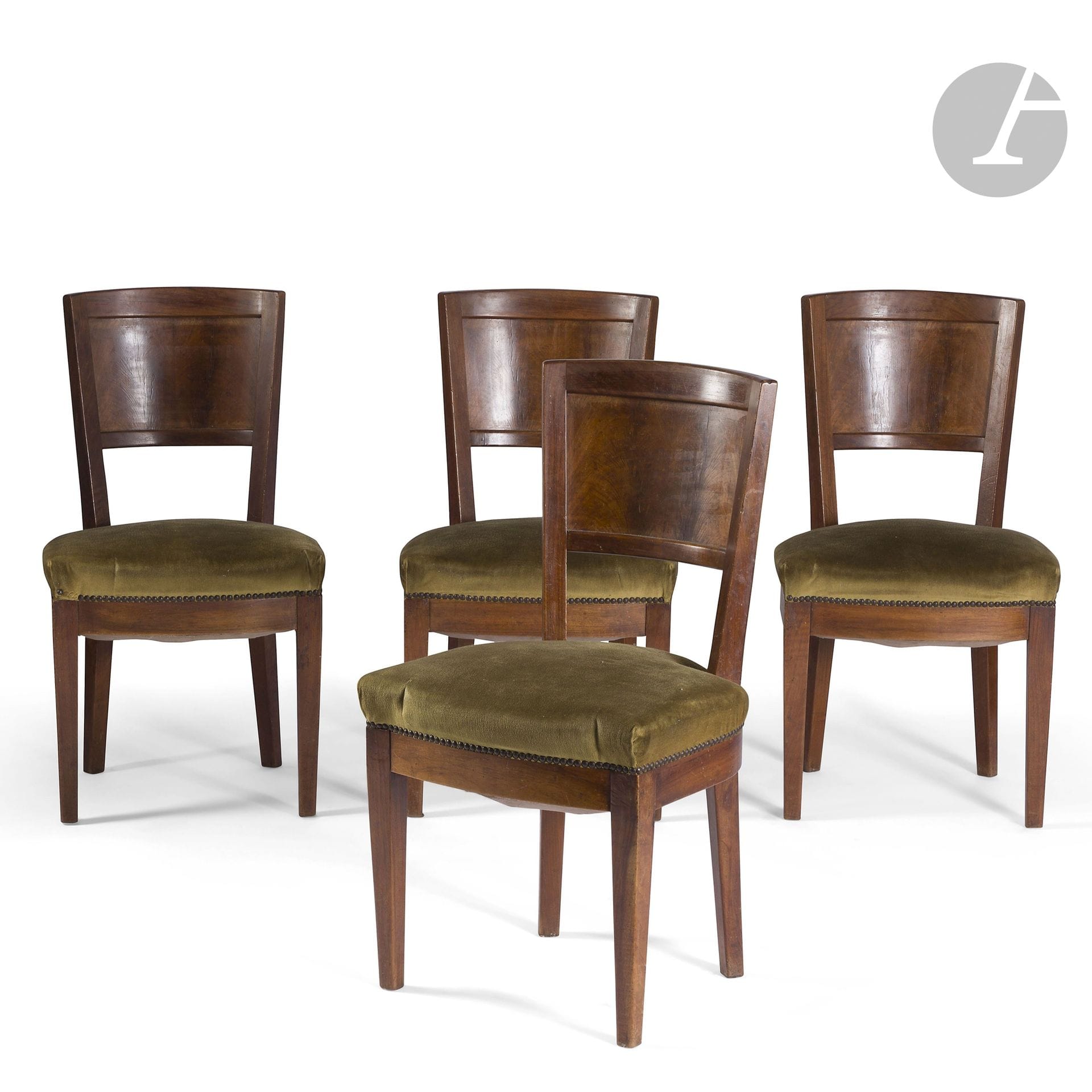 FRANCIS JOURDAIN (1876-1958) (ATTRIBUÉ À)
Suite de 4 chaises en noyer et placage de noyer. Les pieds avant de type Gaine, les ceintures légèrement cintrées en façade, les dossiers en décaissement central au placage de loupe. Les assises tapissées de velours de laine d’origine. Vers 1925. État d’usage. H.89cm – L.50cm – P.47cm

Ce lot sera à retirer dans notre garde-meubles, SG GAURIAT, 31 boulevard Anatole France à SAINT-DENIS (93200), sur rendez-vous (24 h au préalable), du lundi au vendredi de 9 h à 13 h et de 14 h à 16 h (contact@gauriat.com - +33 (0)1 71 70 29 50). Les achats bénéficient d'une gratuité d'entreposage jusqu'au 27 juin puis des frais seront facturés à raison de 60 euros HT par meuble et par semaine et de 20 euros HT de frais de procédure administrative.