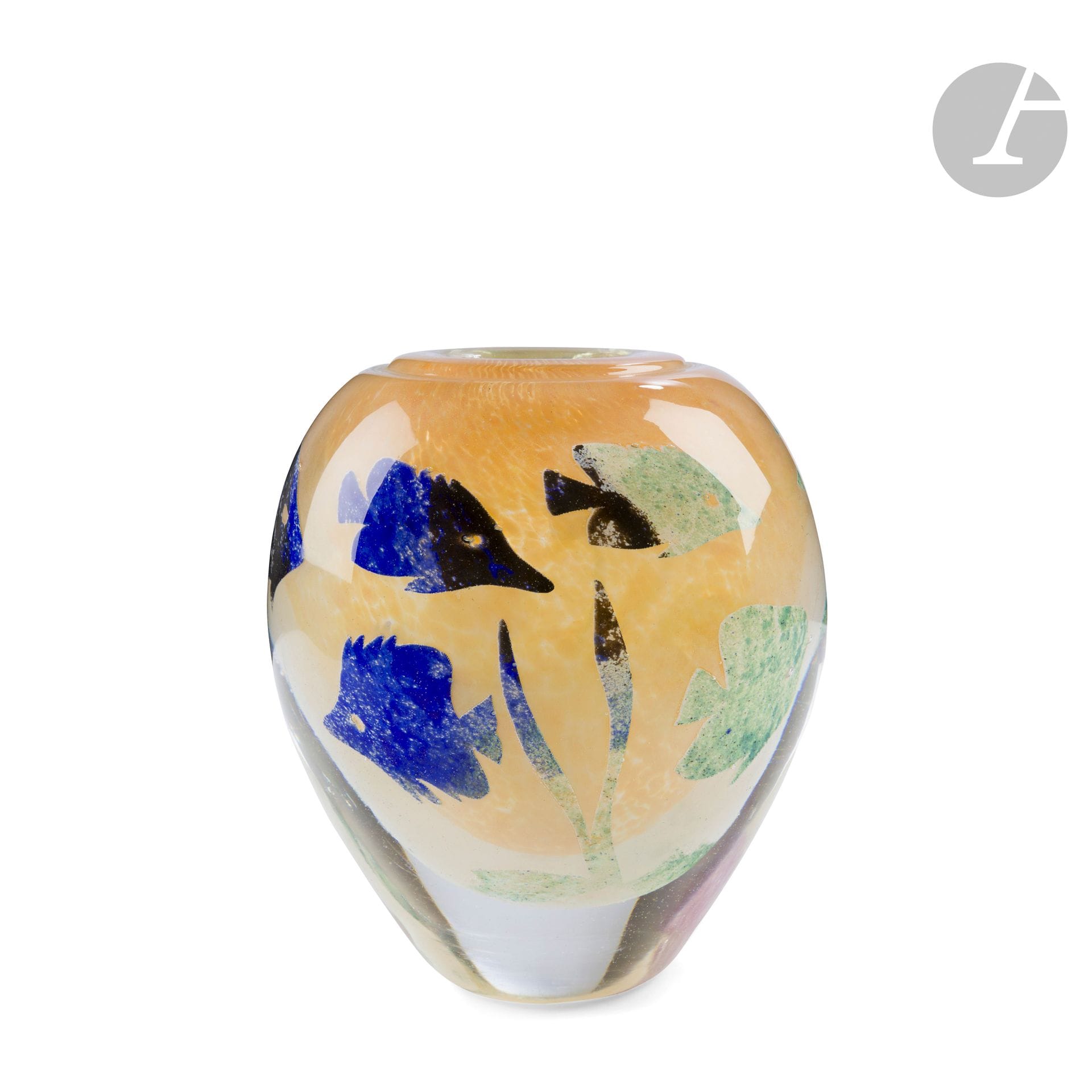 Jean-Claude NOVARO (France, 1943-2014)
Vase ovoïde en verre soufflé doublé jaune à décor de poissons turquoise, noir, rose et bleu. Signé et daté 20.01.1992 sous la base. H. 20 cm - D. 17 cm