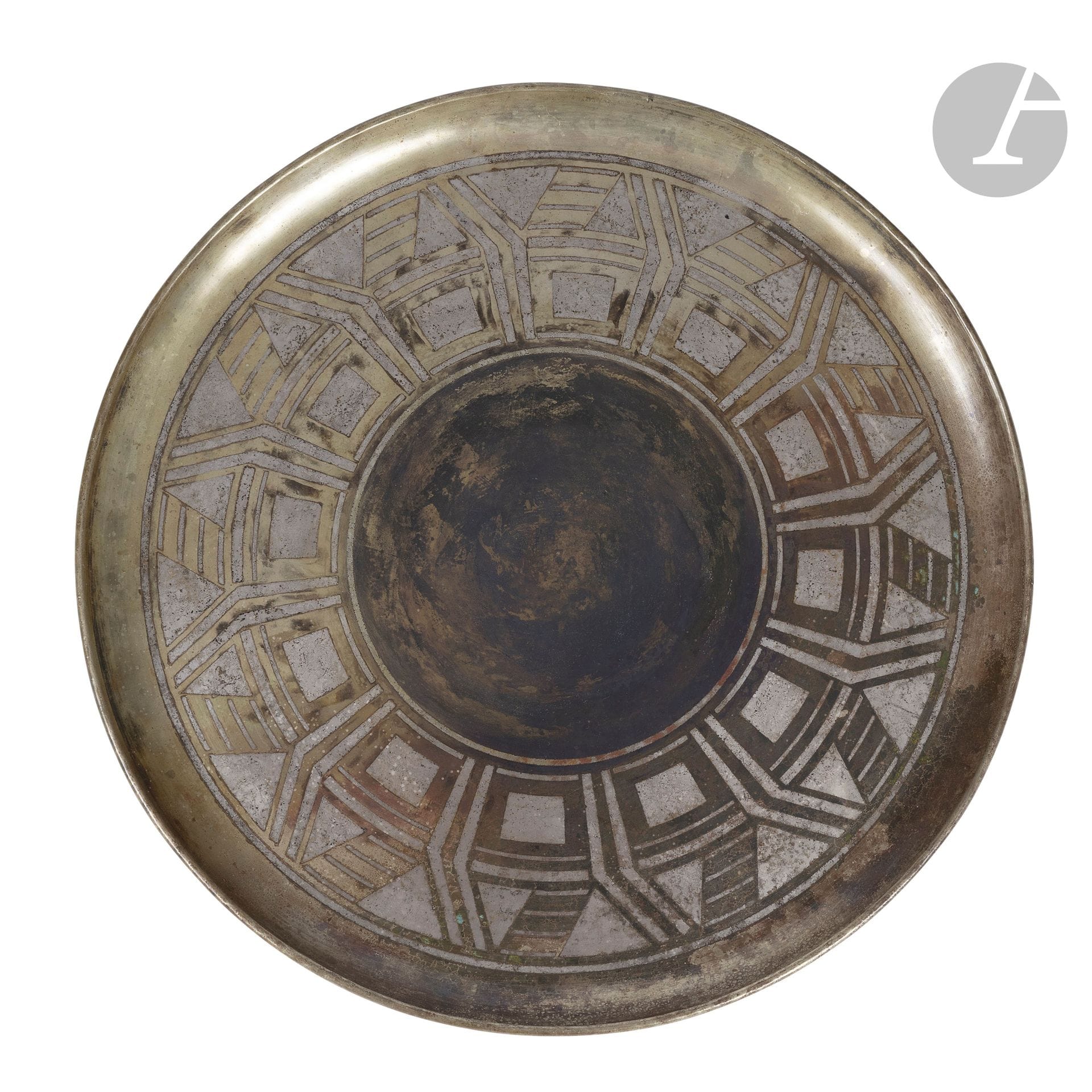 LAURENT LLAURENSSOU (1899-1959)
Geometric motifs
Circular tray. Proof in hammer-mounted brass brassware. The title decoration in silver inlay on a brown patina background. Circa 1930. Heavy wear to the brown patina of the background. Signed Laurent LLAURENSSOU and numbered 685 on the reverse. D.40cm