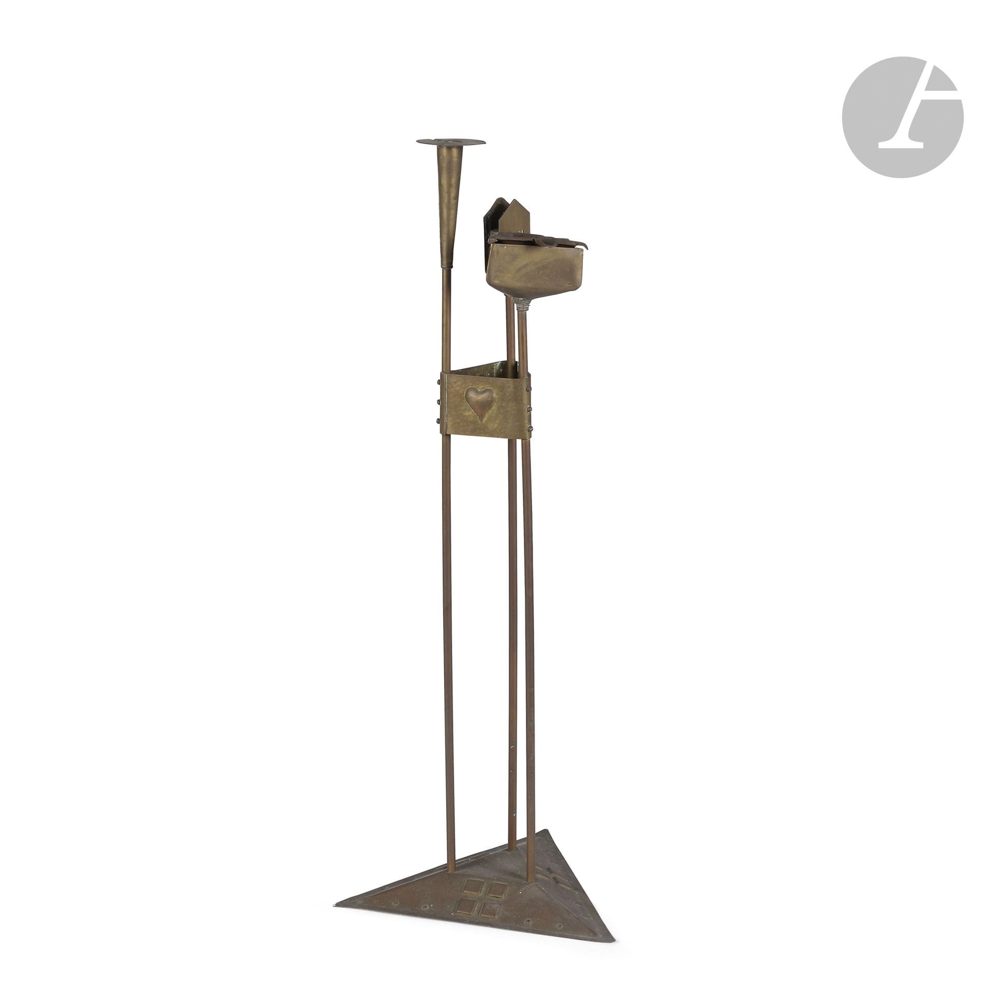 ARTS AND CRAFTS - ENGLAND 1900
Smoker's foot in patinated brass. Triangular base with embossed squares. Complete with ashtray, match holder and candlestick. H.86cm