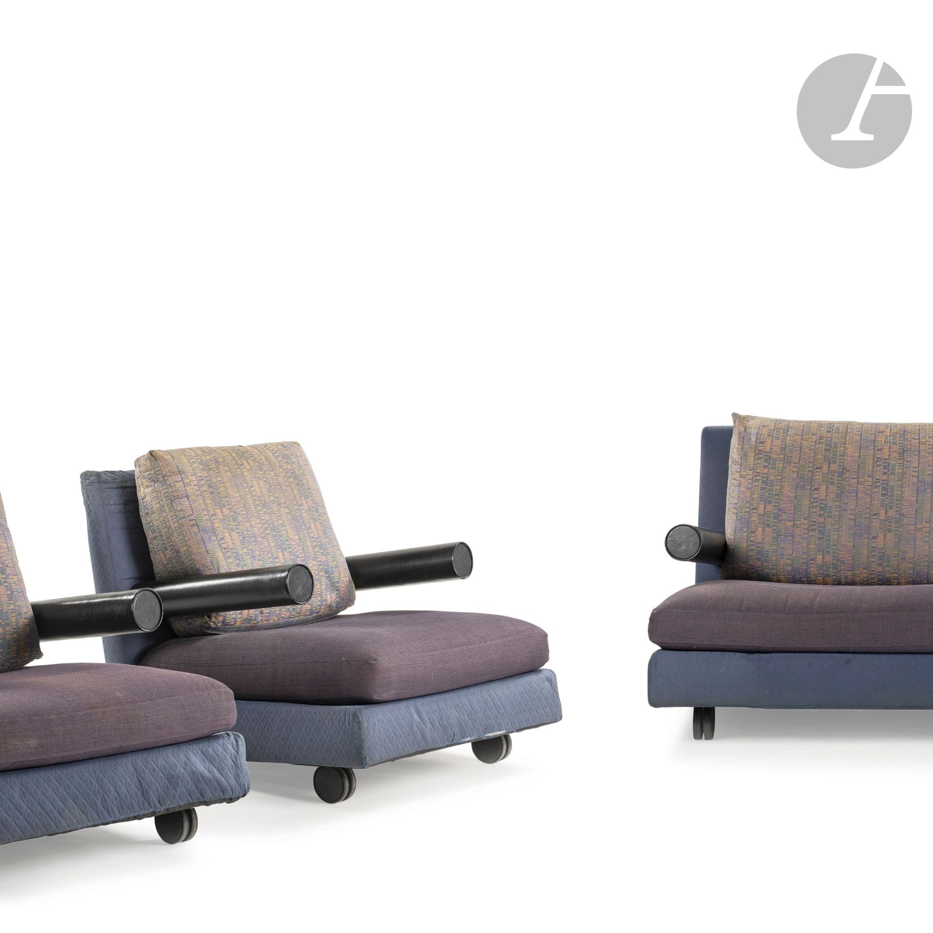 ANTONIO CITTERIO (NE EN 1950) DESIGNER & BB ITALIA ÉDITEUR
Baisity, le modèle conçu en [1989]
Mobilier de salon composé d’un canapé 3 places, un canapé 2 places et d’une paire de fauteuils; le tout sur roulettes. Les sommiers, les dossiers et les coussins tapissés. Les accotoirs cylindriques gainés de cuir noir. Chaque siège porte le label d’éditeur avec les noms de designer et de modèle. État d’usage, taches sur les coussins, insolations aux parties en cuir. Canapé 3 places: H.80cm – L.214cm – P.88cm - Canapé 2 places: H.80cm – L.178cm – P.88cm - Fauteuils: H.80cm – L.88cm – P.88cm

Ce lot sera à retirer dans notre garde-meubles, SG GAURIAT, 31 boulevard Anatole France à SAINT-DENIS (93200), sur rendez-vous (24 h au préalable), du lundi au vendredi de 9 h à 13 h et de 14 h à 16 h (contact@gauriat.com - +33 (0)1 71 70 29 50). Les achats bénéficient d'une gratuité d'entreposage jusqu'au 27 juin puis des frais seront facturés à raison de 60 euros HT par meuble et par semaine et de 20 euros HT de frais de procédure administrative.