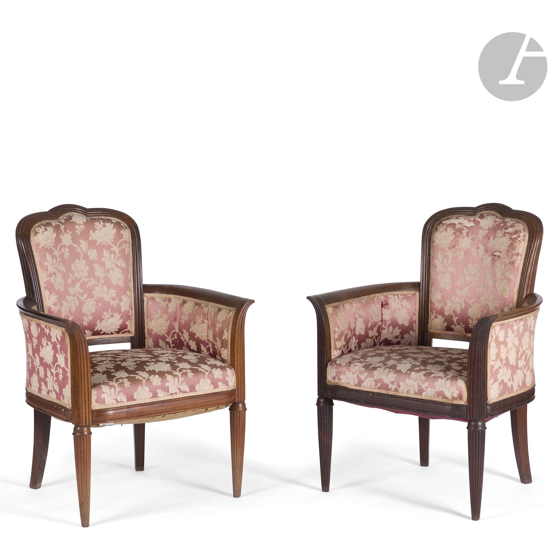 PAUL FOLLOT (1877-1941) (ATTRIBUÉ À)
Paire de fauteuils en palissandre nervuré, mouluré et sculpté. Les dossiers et les façades d’accotoir cannelés. Les chapiteaux des pieds avant fuselés en clochettes de muguet stylisées. Les accotoirs évasés. Circa 1920-25. Garniture (usagée) non d’origine. H.88cm – L.166cm – P.66cm

Bibliographie:
- L’Art vivant – N° 17 de 1925. Légère variante reproduite page 24.
- Art et Décoration– Septembre 1921. Variante version corbeillereproduitepage 75. 
- Le Meuble–Éditions du Chêne, Paris, 1941. Légère variante reproduite page 53.

Ce lot sera à retirer dans notre garde-meubles, SG GAURIAT, 31 boulevard Anatole France à SAINT-DENIS (93200), sur rendez-vous (24 h au préalable), du lundi au vendredi de 9 h à 13 h et de 14 h à 16 h (contact@gauriat.com - +33 (0)1 71 70 29 50). Les achats bénéficient d'une gratuité d'entreposage jusqu'au 27 juin puis des frais seront facturés à raison de 60 euros HT par meuble et par semaine et de 20 euros HT de frais de procédure administrative.