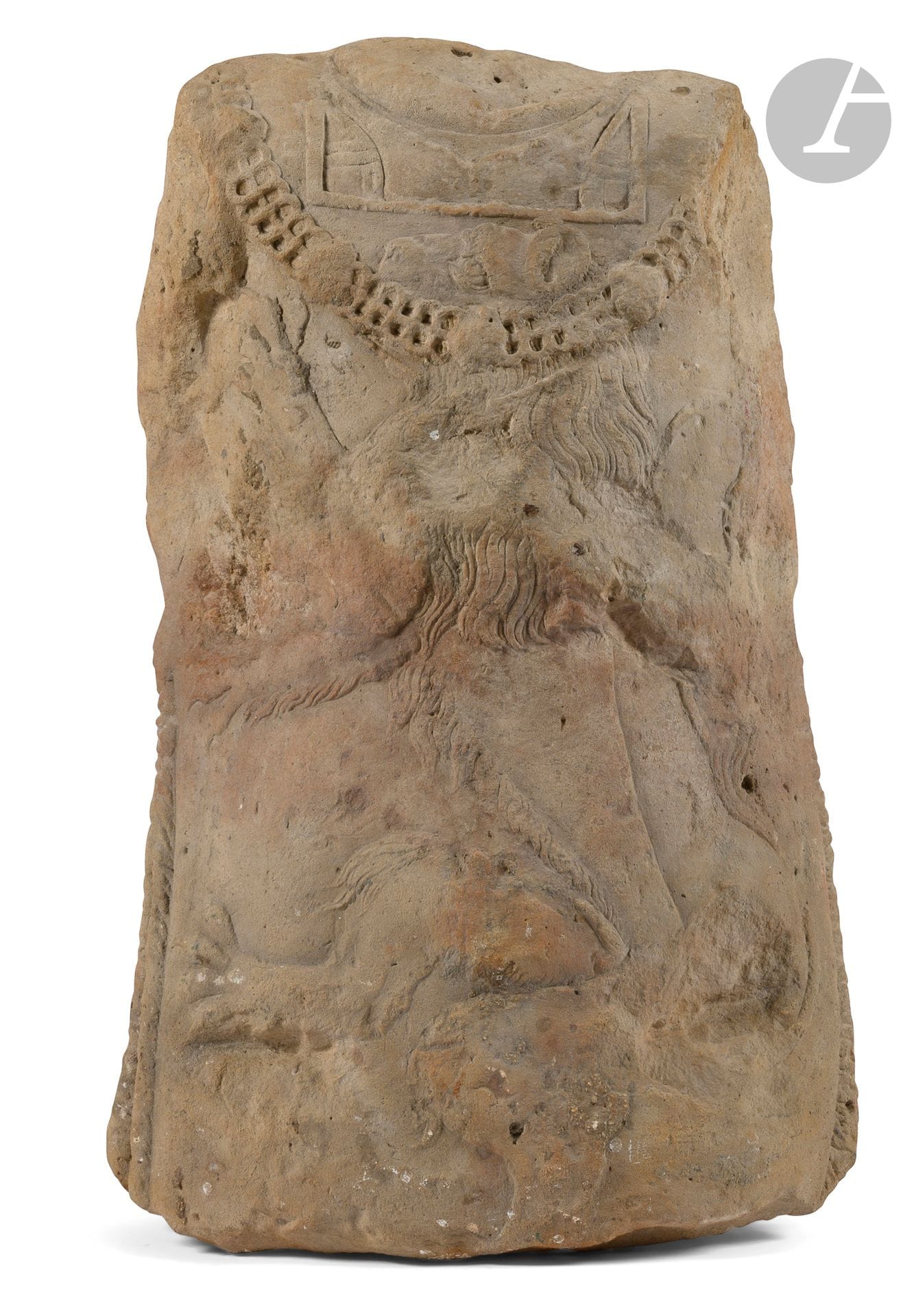 France, XVIe siècle
Cuirasse de chevalier orné du collier de l'Ordre de Saint Michel et d'un lion passant
Pierre 
Usures et accidents
H. : 76 cm