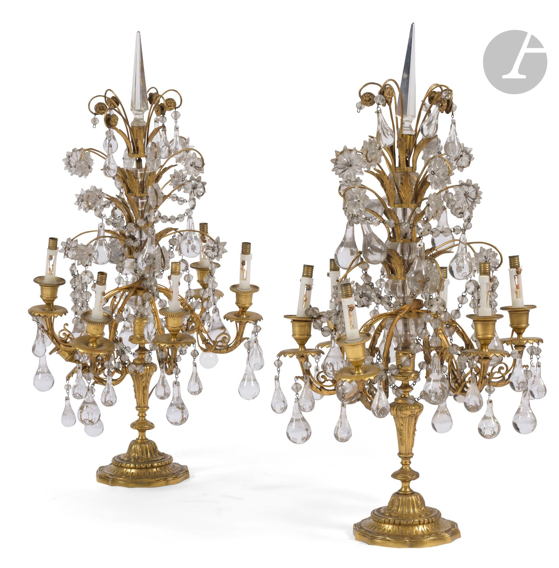 Paire de girandoles à six lumières en bronze doré et verre taillé dans le style du XVIIIe siècle. Acc. à une branche et petits manques.
H. : 70 cm, L. : 38 cm