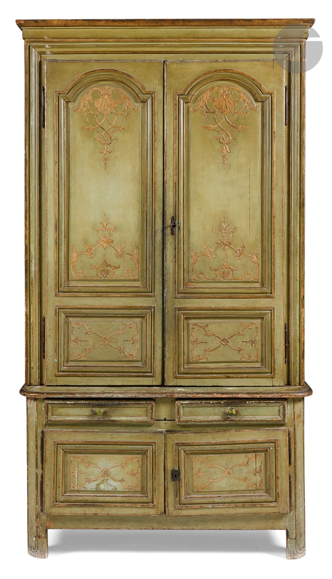 Armoire en bois mouluré et peint, ouvrant à quatre vantaux et deux tiroirs, à décor de panneautages ; (accidents et restaurations ; peinture refaite, serrures remplacées).
XVIIIe siècle.
H : 206 cm, L : 115 cm, P : 44 cm