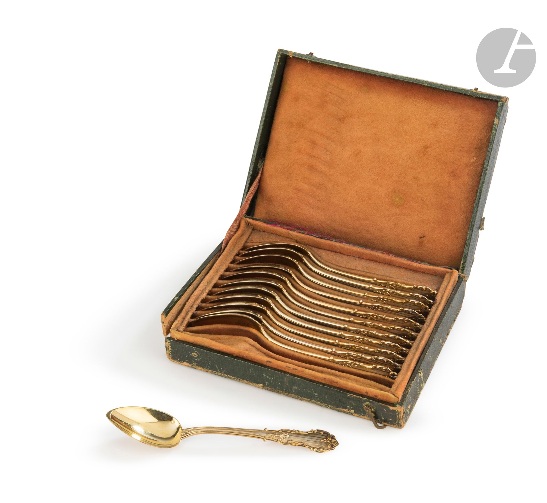 FRANCE MID-19th CENTURY
Twelve partly vermeiled silver tea spoons, guilloche design on the inner spatula in a leafy frame, in a damaged green leather case.
Goldsmith : undetermined
Minerva hallmark
Weight : 195 g - length : 14,6 cm