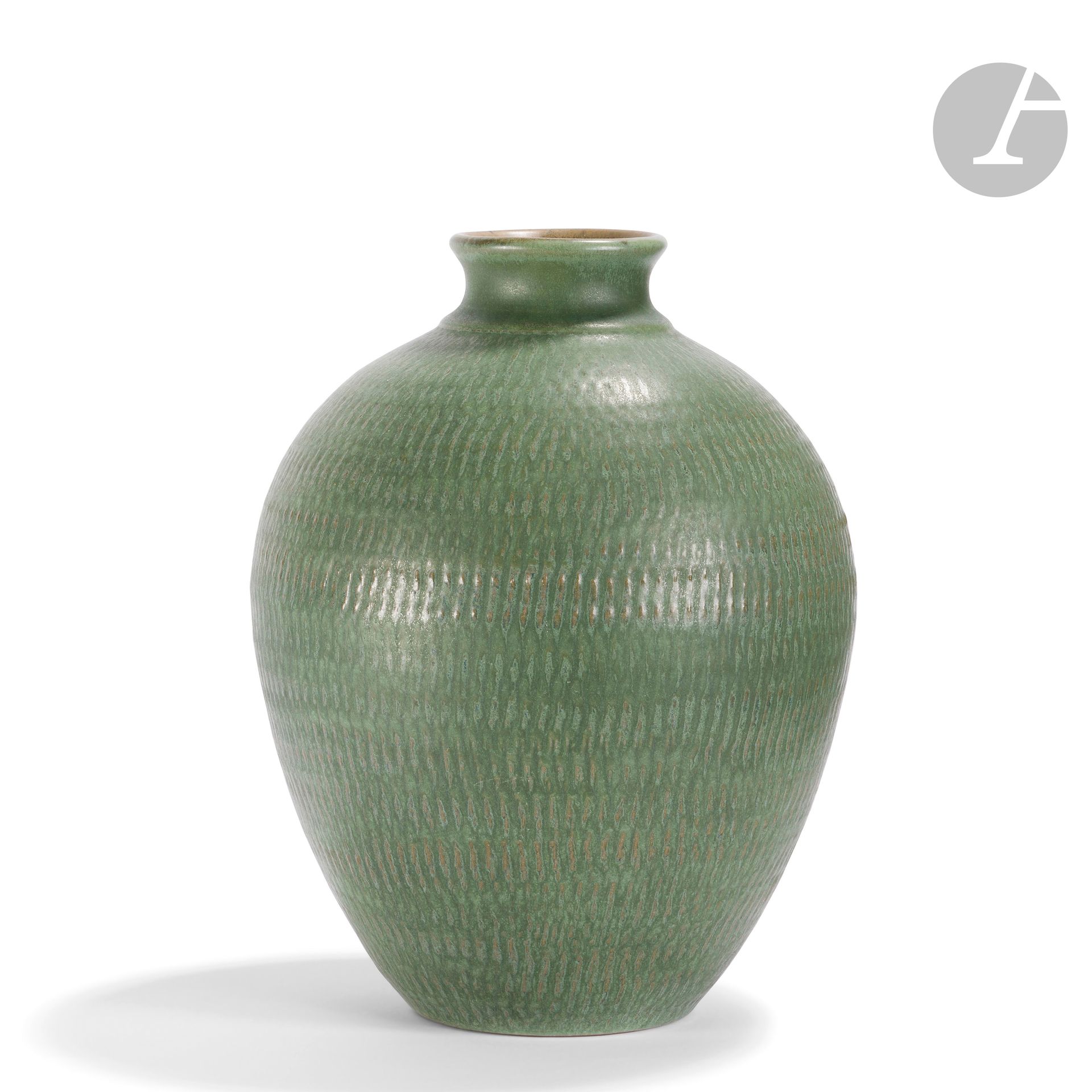 Manufacture Nationale de Sèvres
Vase par Louis Delachenal en grès émaillé vert et décor de frises à la molette, 1933
Marquéen creux : cachet "à la rose" de Sèvres avec la lettre date F pour 1933 et Delachenal en arc de cercle.
Hauteur : 28 cm