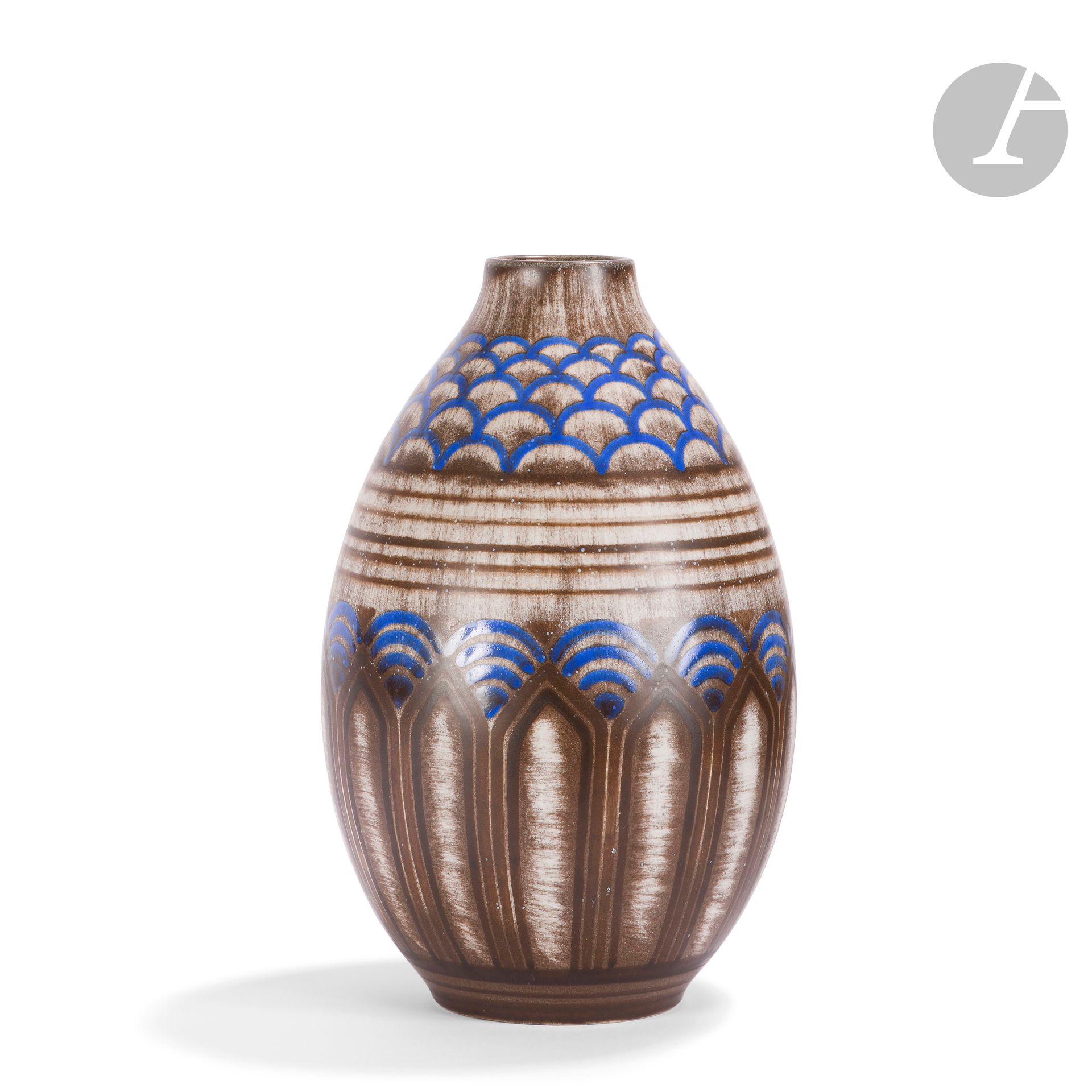 Manufacture Nationale de Sèvres
Vase Delachenal n° 22 en grés émaillé décoré d’écailles bleus et lignes bruns et noirs sur fond sablé, c.1929
Marqué : cachet en creux "à la rose" de Sèvres, GT pour grés tendre, marque de mouleur FK et Duminy pour Germaine Couret-Duminy qui travailla aux décors de l’atelier de grés à Sèvres de 1928 à 1937.
Hauteur : 28,5 cm