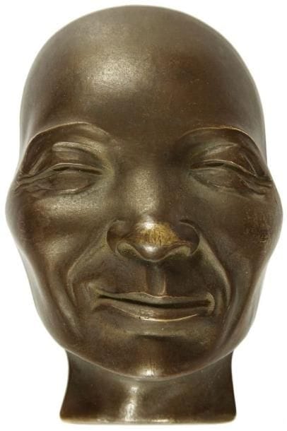 F. BOUNIOL (XXe siècle)
Masque en bronze patiné Signé sous la base. H: 12,5 cm