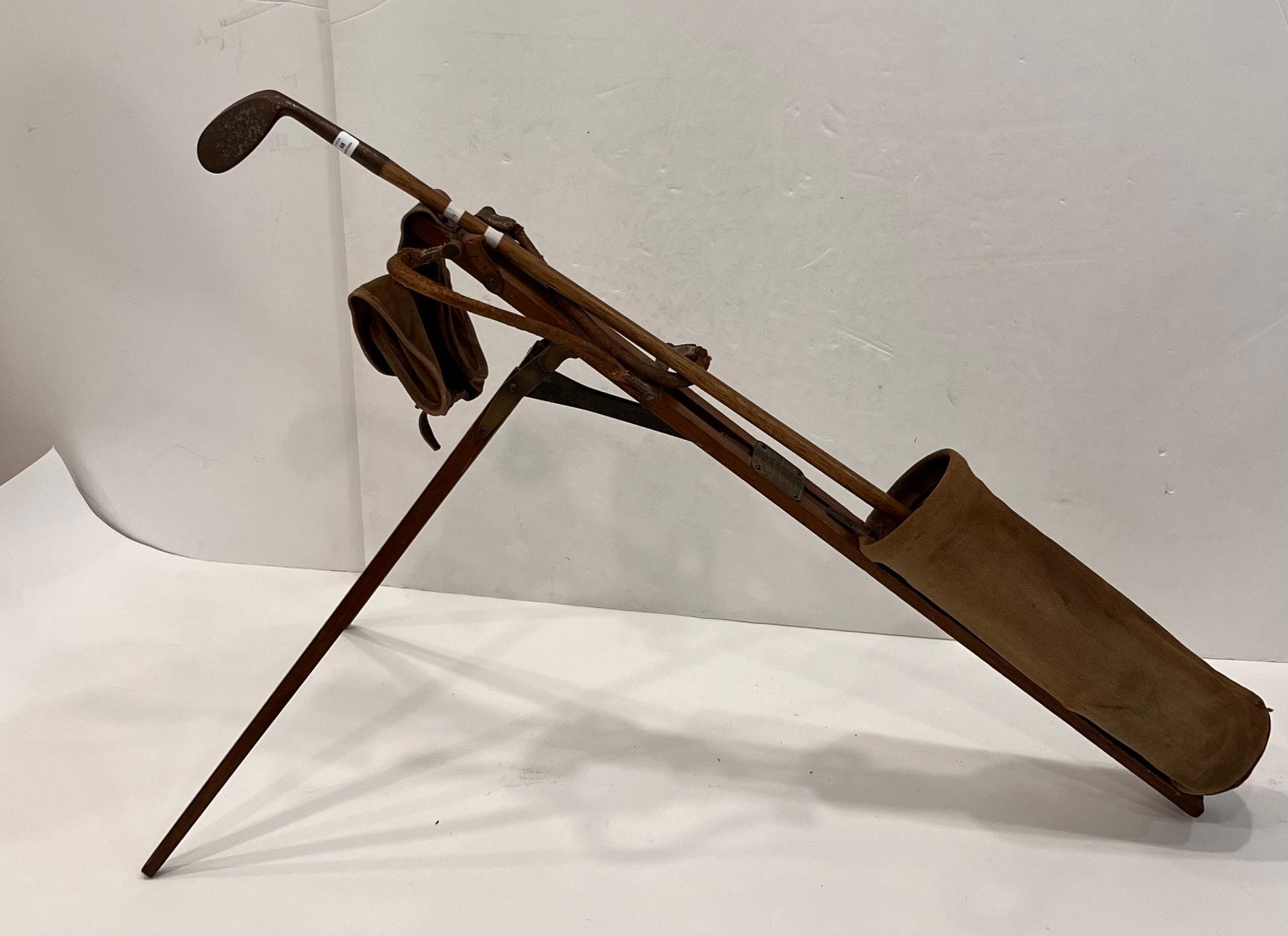 Mashie Niblick Gold Medal . SPALDING. Anvil brand. Hickory handle, antique leather grip. Circa 1910.
