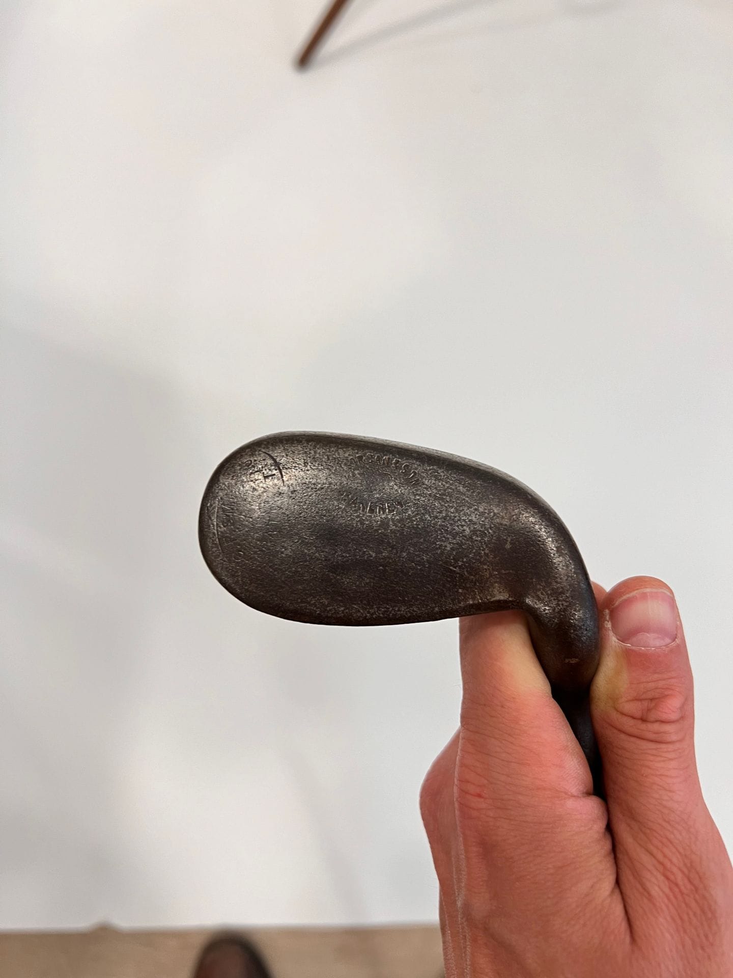 Club anti-soquette. R.FORGAN &amp; Son. St Andrews. Patented by C.F. Smith. Hand-dotted face. Handle stamped Mitchell-Manchester. 1890- 1900.