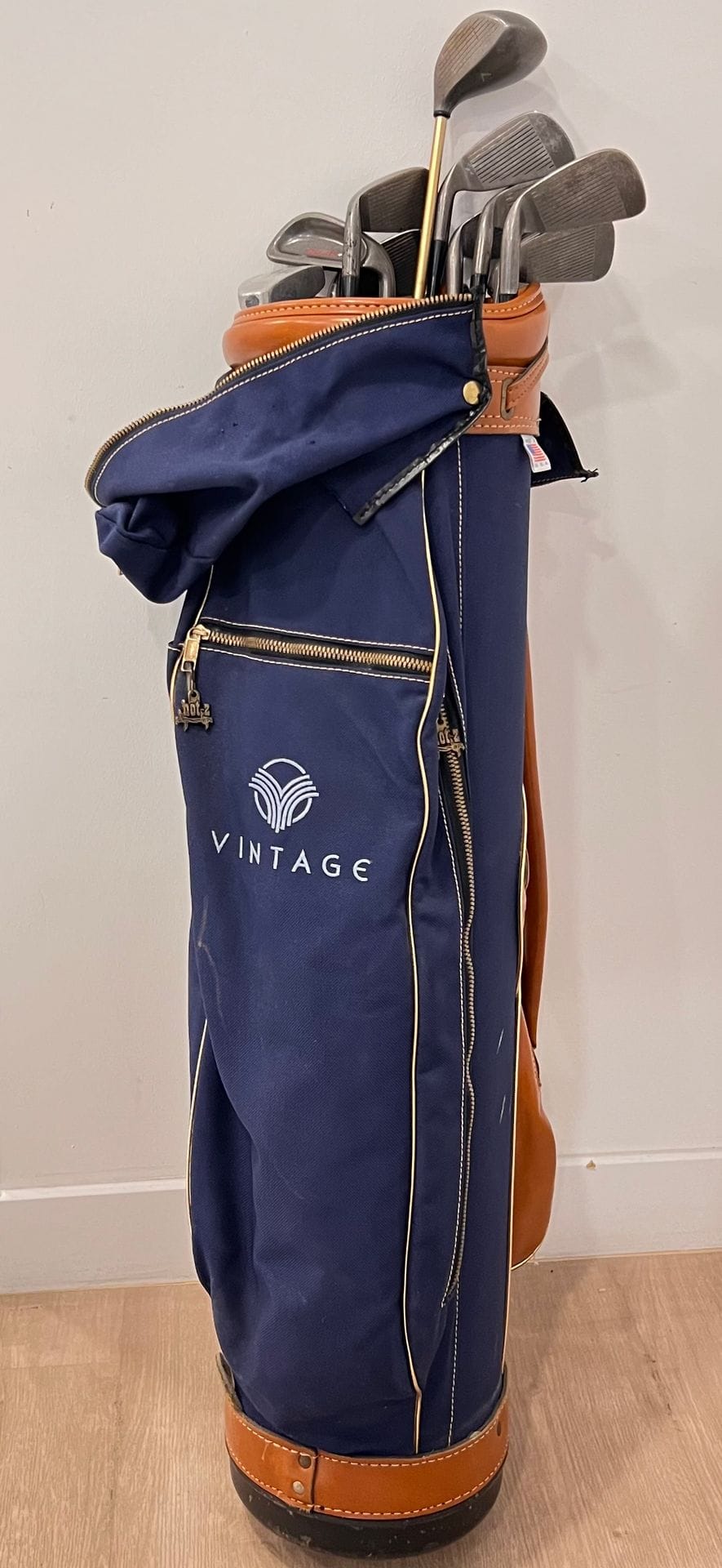 Lot including : -A set of Mizuno graphite shaft irons (3-4-5-6-7-8-9-S-P). -Cobra St Andrews putter. -Callaway 3 wood. -Hot-Z bag in fabric and stitched leather.