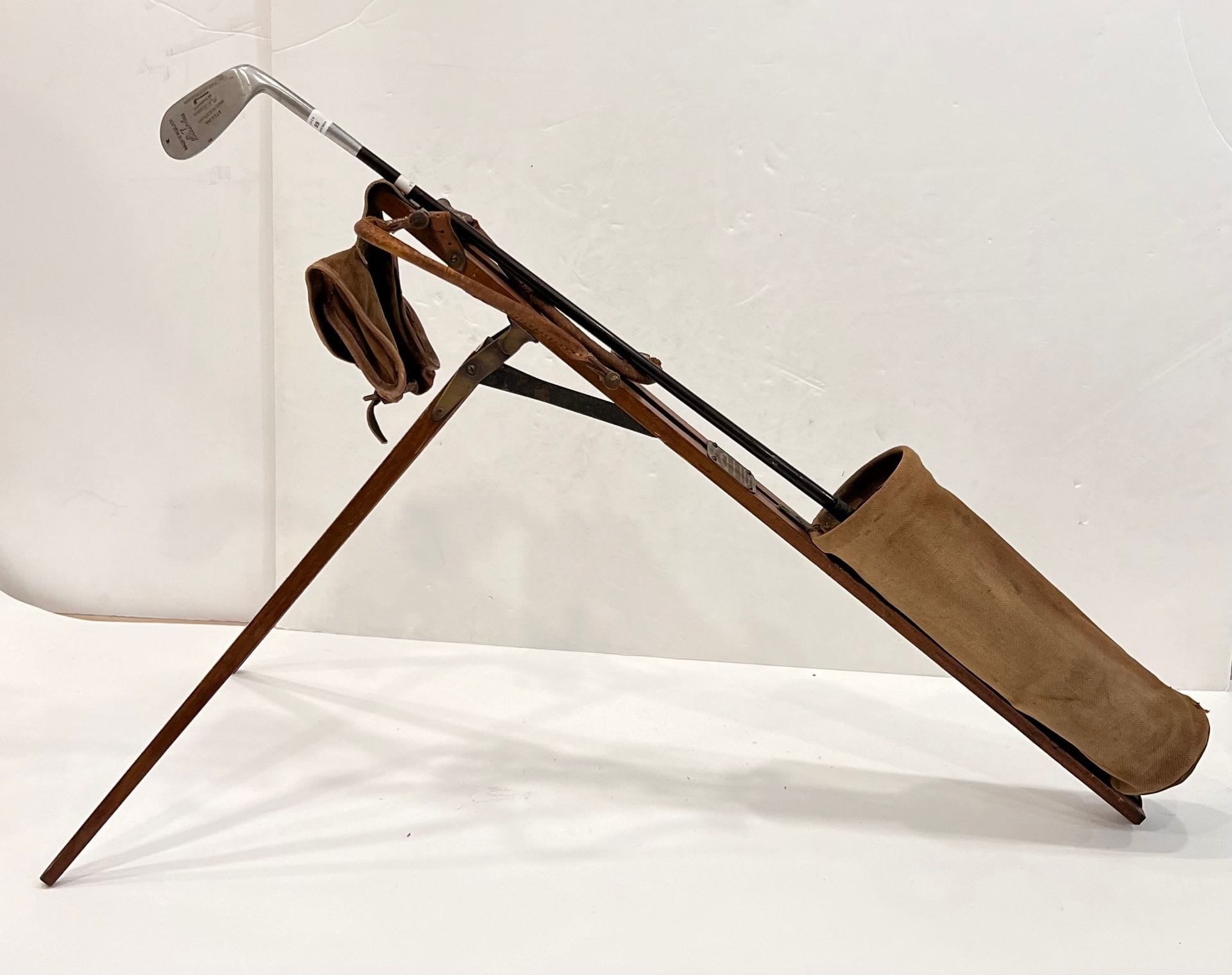 Suite de six fers, 2, 3, 4, 5, 6 & 7. Tom STEWART. St Andrews, marque à la pipe. Percy H. Boomer à St Cloud. Manches acier laqué façon palissandre, grips anciens en cuir. Circa 1935.
