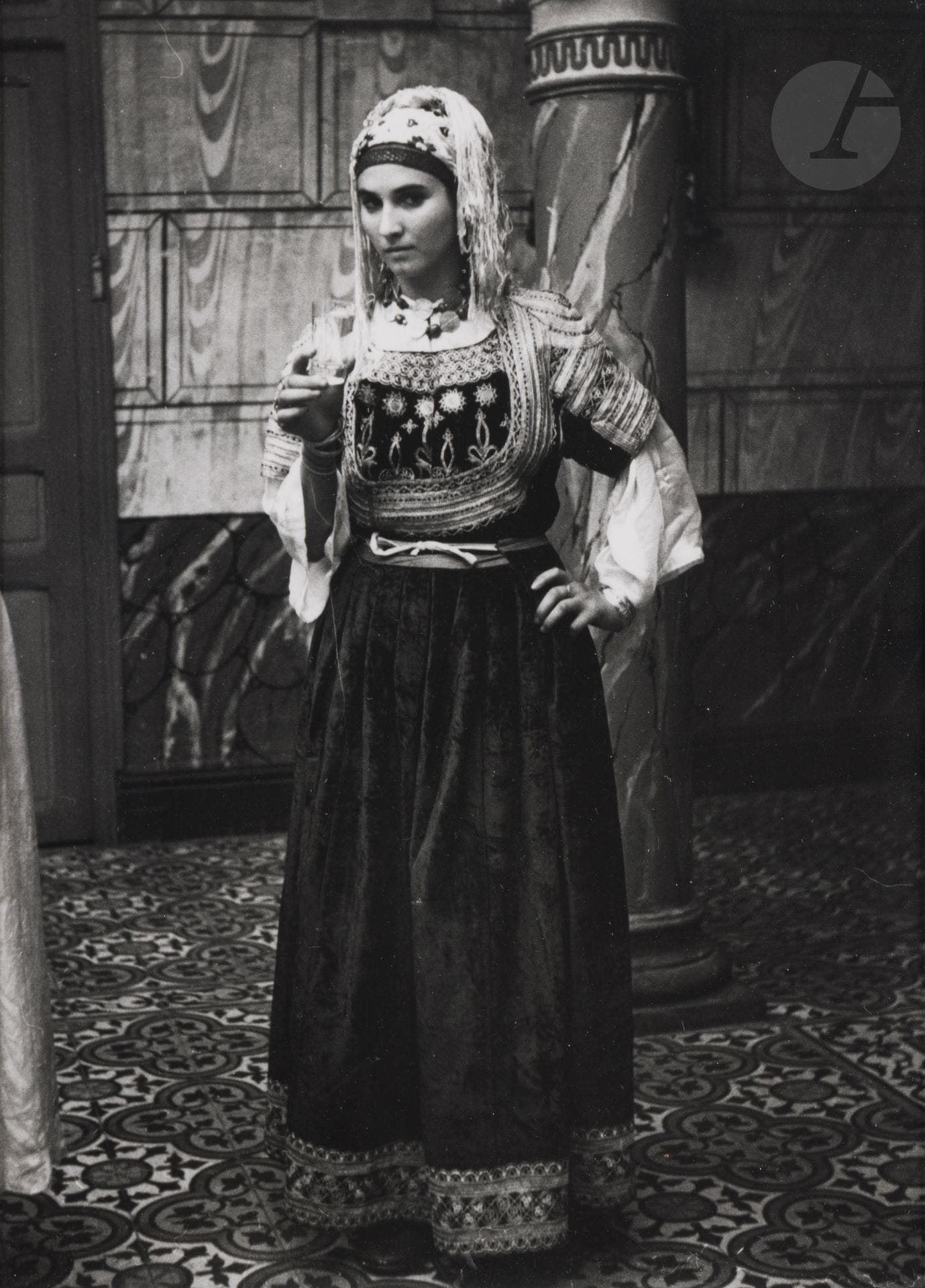 Jean Besancenot (1902-1992) 
Maroc, 1934-1939. 
Moyen Atlas. Berbère des Aït Messaoud portant la handira de laine rejetée sur les épaules. Femme berbère des Aït Messaoud portant la couverture - manteau de laine - tissée sur le métier familial. Femme berbère des Aït Seghrouchène portant un diadème traditionnel. Document relevé à Beni mellal, mais d’origine citadine de Meknès. 
Quatre (4) épreuves argentiques (c. 1980), montées sous passe-partout, signées au crayon sur les montages en bas à droite. Légendes manuscrites et numéros de négatif au crayon à l’intérieur des montages en bas. 
Format moyen : 24 x 18 cm