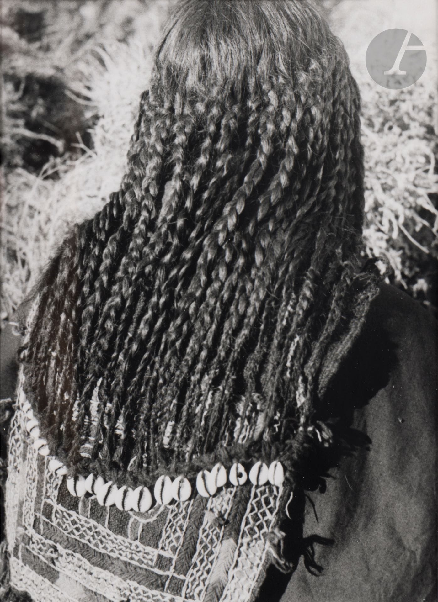 Jean Besancenot (1902-1992) 
Maroc, 1934-1939. 
Anti-Atlas, la coiffure traditionnelle portée par les tribus Ida ou Keusous Ida ou nadif. Sud de l’Anti-Atlas, coiffure présaharienne à Bou Izakarn. 
Deux (2) épreuves argentiques (c. 1980), montées sous passe-partout, signées au crayon sur les montages en bas à droite. Légendes manuscrites et numéros de négatif au crayon à l’intérieur des montages en bas. 
Format moyen : 24 x 18 cm