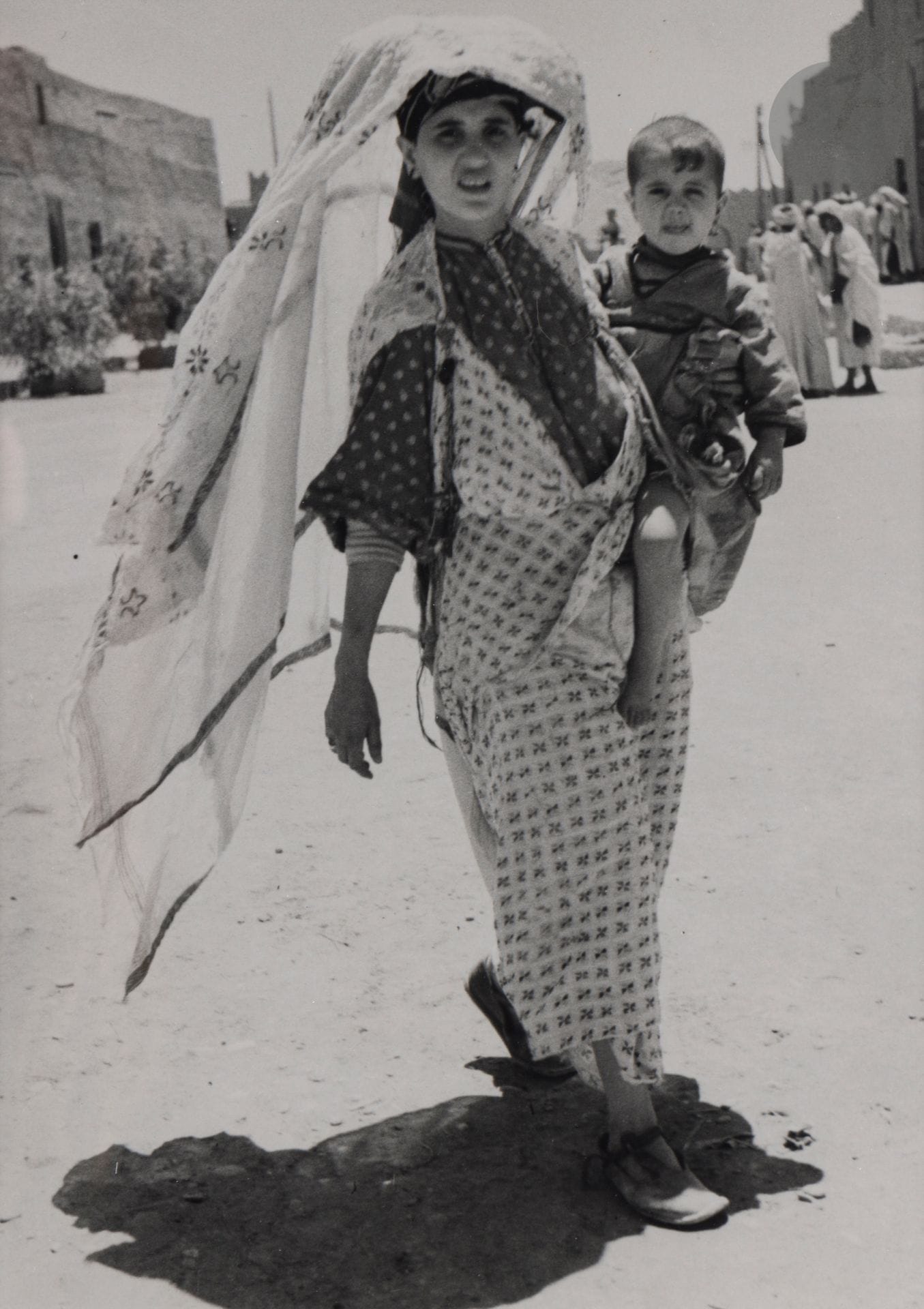 Jean Besancenot (1902-1992) 
Maroc, 1934-1939. 
Erfoud, coeur du Tafilalet - à gauche le costume journalier traditionnel - Coiffure à cornes - à droite le costume de la mariée - arabisé ne comprenant pas le port des cornes qui intervient le 8ème jour du mariage seulement. Erfoud, coeur Tafilalet - femme juive dont la coiffe en larges cornes supporte le grand voile qui peut flotter librement. À Ksar es Souk - sur le souk - dans la vallée du Ziz, on porte encore le grand saroual noir traditionnel des Juifs. 
Trois (3) épreuves argentiques (c. 1980), montées sous passe-partout, signées au crayon sur les montages en bas à droite. Légendes manuscrites et numéros de négatif au crayon à l’intérieur des montages en bas. 
Format moyen : 24 x 18 cm