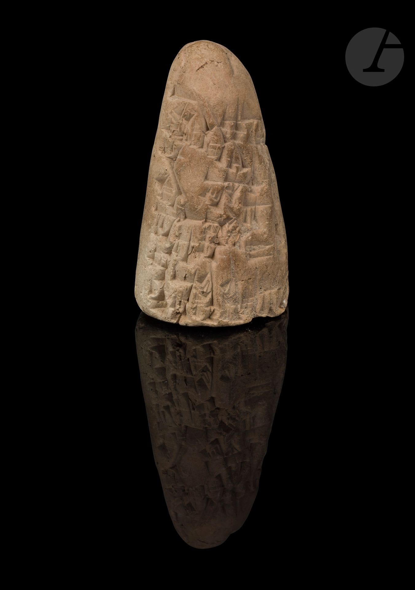 Clou de fondation au nom de Sinkashid, roi d’Uruk 
Terre cuite. Manque la tête du clou. 
Mésopotamie, période d’Uruk, c. 1900 avant J.-C. 
Hauteur : 5,4 cm 

Provenance : 
- Ancienne collection de François Bouruet Aubertot, constituée entre les années 1970-1990. Par descendance. 
- Vente HDV Verrieres-Le-Buisson, 18 décembre 1982, lot 156.