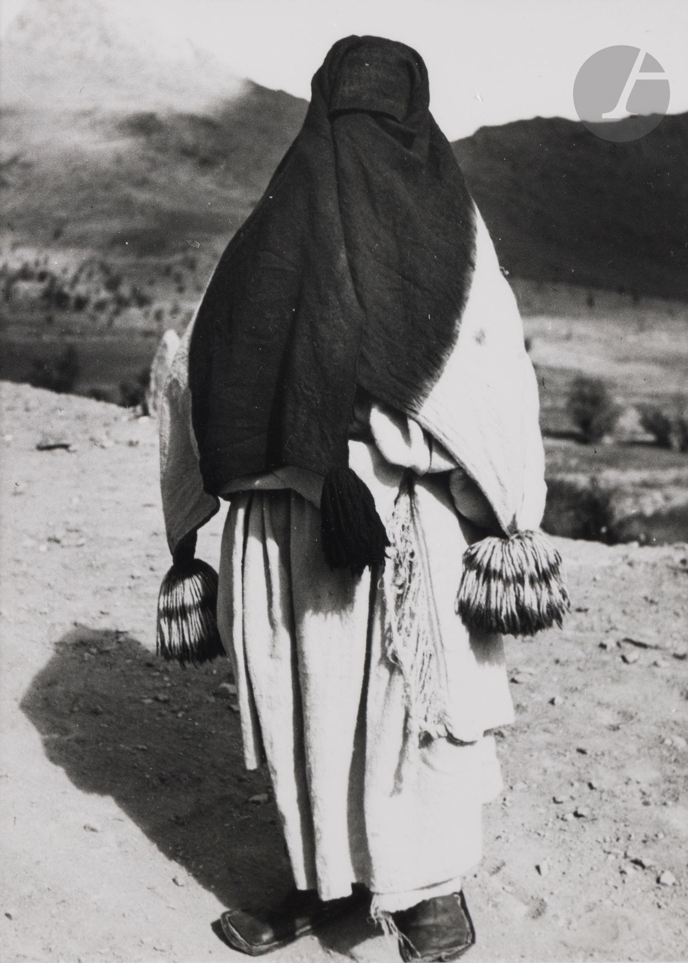 Jean Besancenot (1902-1992) 
Maroc, 1934-1939. 
Anti-Atlas. Femme berbère des Aït Abdallah - Haik d’hiver en laine et le voile tizakouin aux quatre gros pompons. Type de bijoutier artisan juif rattaché au style Ida ou Semlal. Berbère des Ida Oultit. Femme berbère des Ida ou Nadif. 
Quatre (4) épreuves argentiques (c. 1980), montées sous passe-partout, signées au crayon sur les montages en bas à droite. Légendes manuscrites et numéros de négatif au crayon à l’intérieur des montages en bas. 
Format moyen : 24 x 18 cm