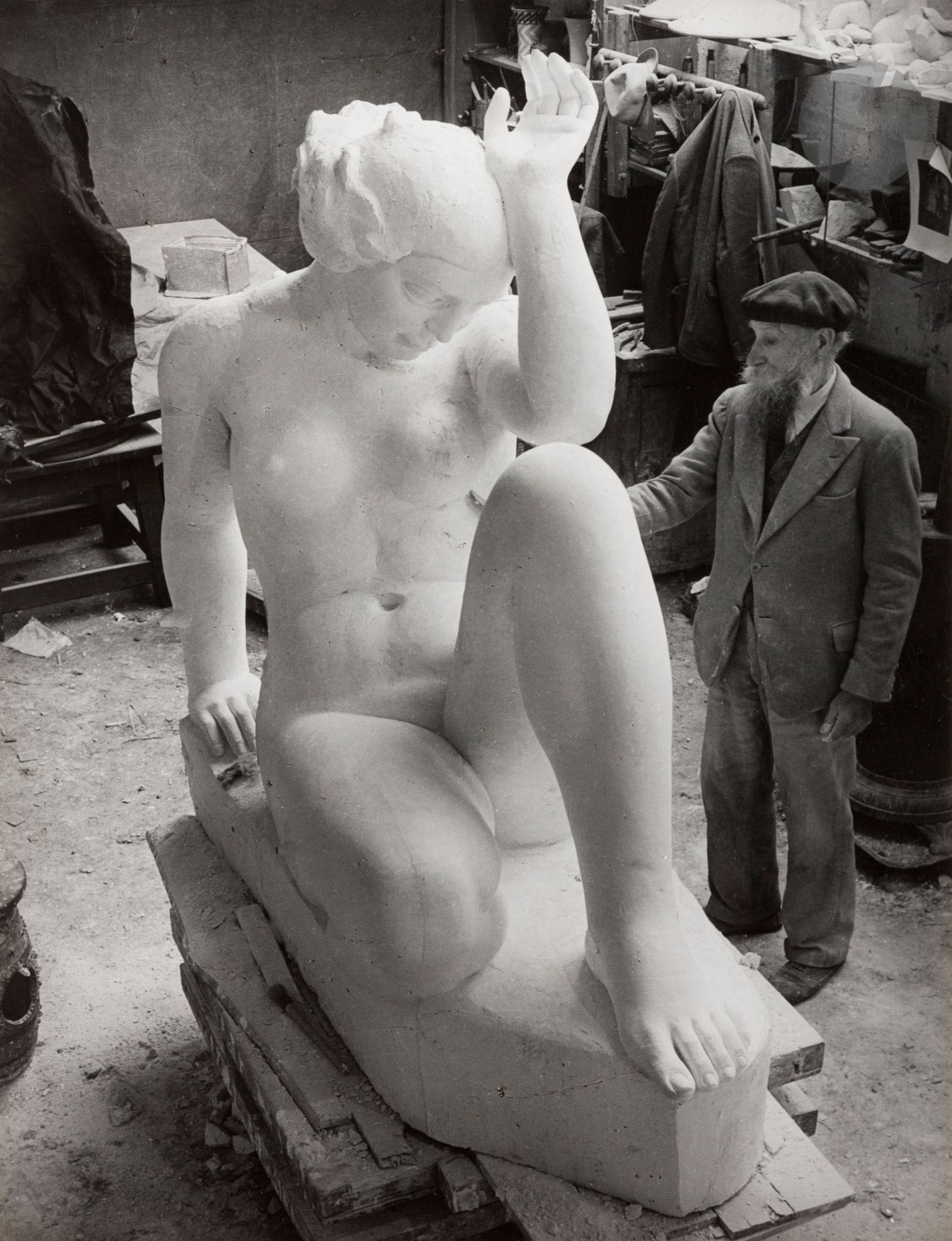 Brassaï (Gyula Halász, dit) (1899-1984)
Atelier d’Aristide Maillol avec La Montagne. Marly-le-Roi, 1936.
Épreuve argentique (c. 1950). Tampons « Brassaï - 81, rue du Faubg St Jacques », « © copyright by - Brassaï - 81, Faubourg St-Jacques », tampon « Succession - Brassaï - Estate », titre, date et annotations manuscrites au verso.
30 x 22,7 cm

Provenance : 
Vente Brassaï, Millon & Associés, Paris, 2 octobre 2006, n°81.

Collection d'un amateur - N°66 à 93