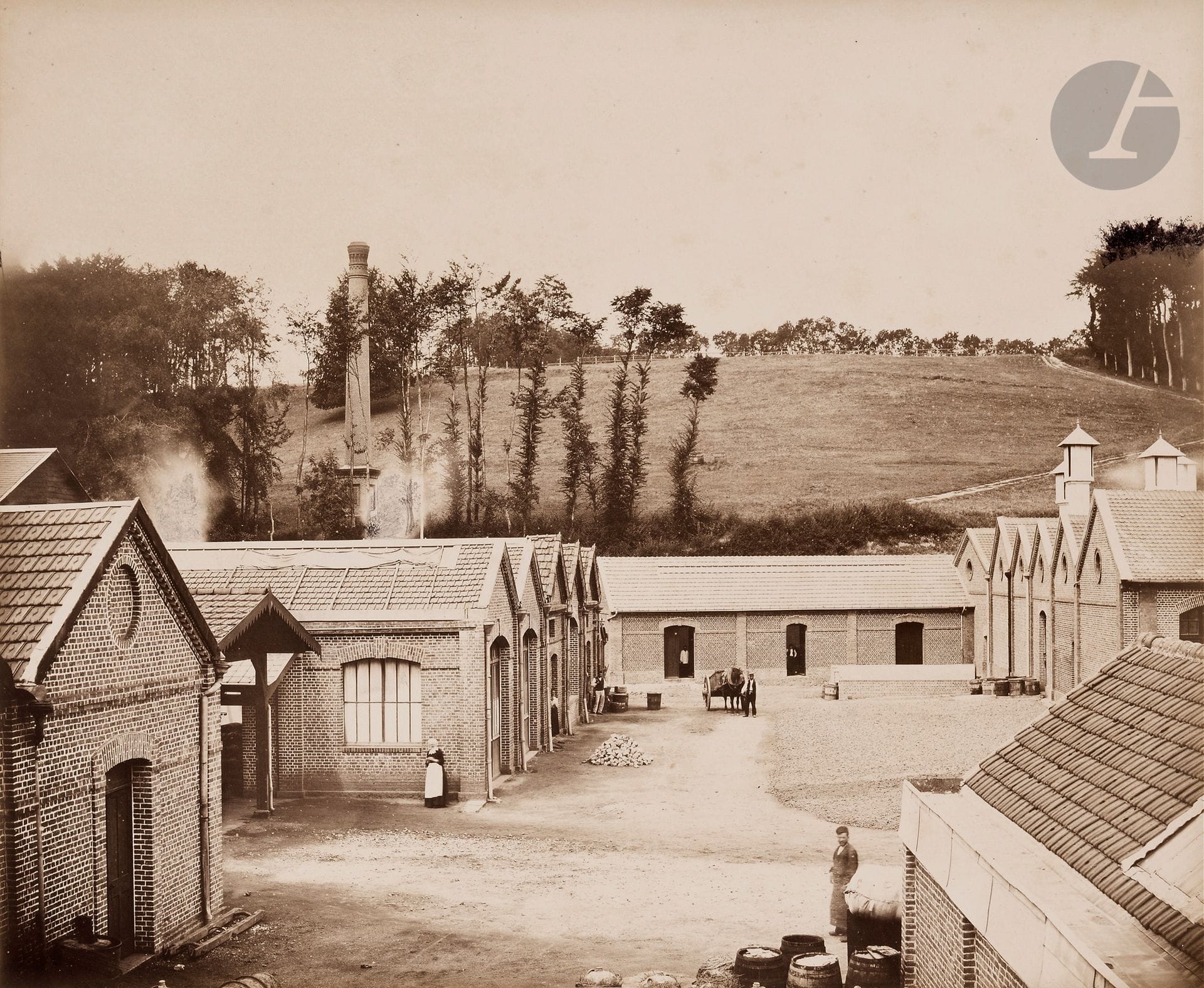 Archives de la famille Lemaistre de Raffetot et Indienneries Le Maître Lavotte, c. 1860-1900.
Trois (3) albums.
Lemaitre-Lavotte & Cie. Établissement du Vivier (Bolbec), c. 1865.
Vue générale. Entrée principale. Indienneries. Cour de ferme. La filature. Tissage.
Album in-plano (61 x 49 cm) en demi-maroquin beige, titré sur le premier plat et composé de 12 épreuves sur papier albuminé, contrecollées sur cartons. 
Formats des épreuves : 37 x 45 cm 
Arbre généalogique de la famille François Lemaistre de Raffetot, c. 1865.
Portefeuille in-folio (52 x 52 cm) en percaline rouge à rabats, titré « Famille François Lemaistre de Raffetot » sur le premier plat contenant un arbre généalogique manuscrit et colorisé sur 8 feuilles encollées sur toile. 
Filature et tissage de coton, impressions d’indiennes à Bolbec, c. 1867.
Album in-plano (60 x 44 cm) en demi-maroquin beige, titré « L-L.F. » sur une étiquette sur le premier plat et composé de 18 plans et dessins des filatures et installations.
Charles Basset - Eugène Fontaine et divers
Manoir familial. Filature. Portraits, c. 1860-1900.
Cinq (5) épreuves sur papier albuminé, deux (2) épreuves sur papier citrate et une (1) épreuve argentique d’époque, certaines contrecollées sur cartons. Quelques crédits de photographes sur les montages.
Formats : de 23 x 17 à 38 x 48 cm