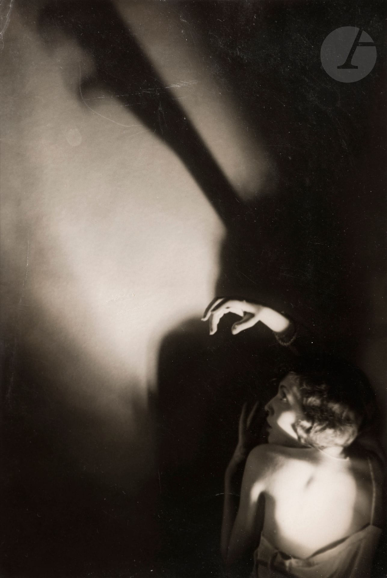 Georges Herczeg
Frayeur (ombres chinoises), c. 1930. 
Épreuve argentique d’époque. Tampon du photographe et annotations manuscrites au verso.
23,7 x 16,5 cm

Bibliographie : 
Paris-Magazine, n°7, mars 1932.