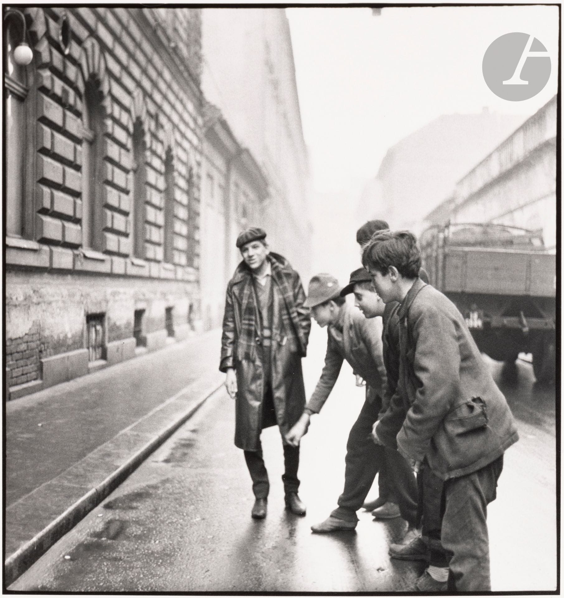 Gyula Zarand (1943) 
Enfants de la rue (jeux d’argent sur le trottoir). Budapest, 1964. 
Épreuve argentique (c. 1980). Tampon, crédit du photographe, titre et date au verso. 
Image : 20 x 20 cm / Feuille : 30,5 x 24 cm