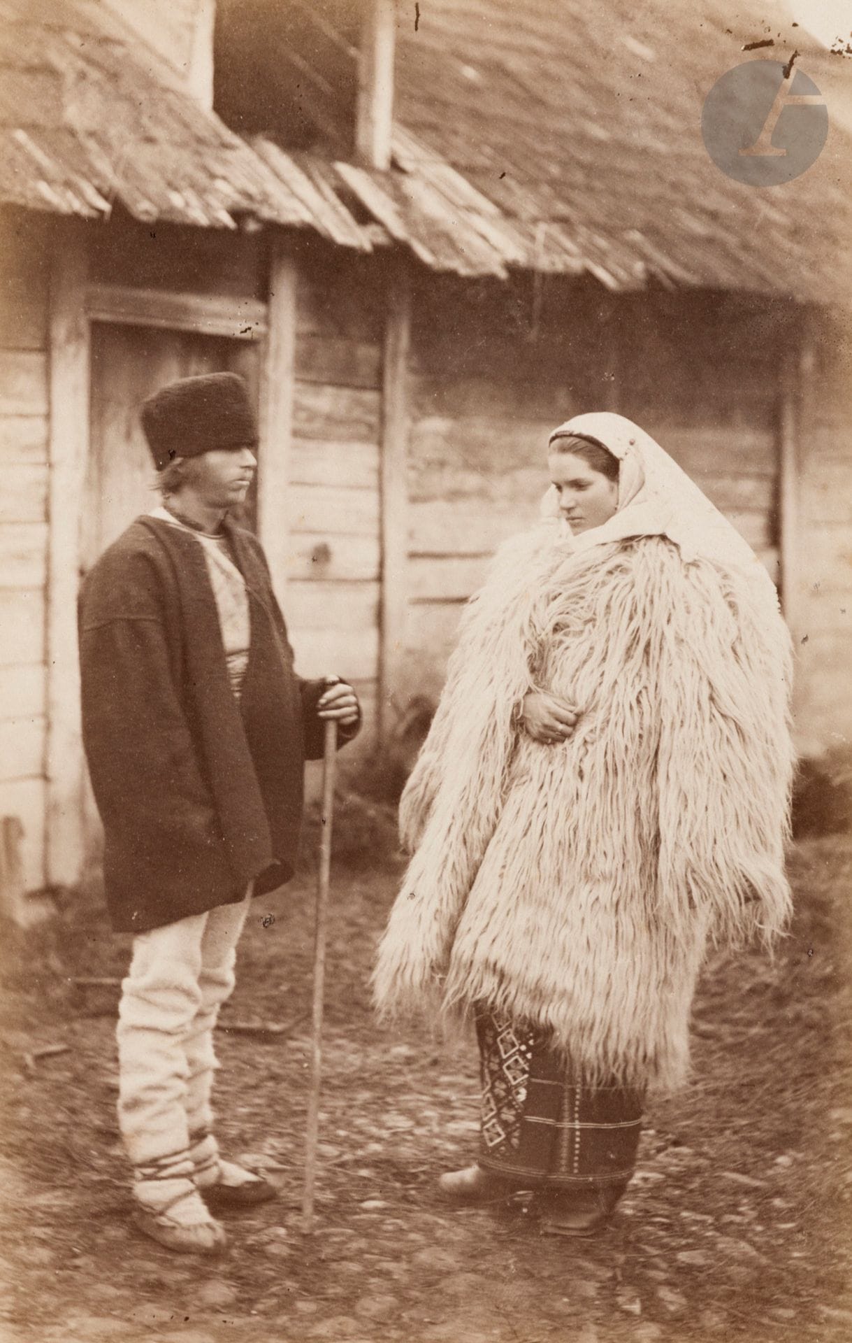 Marie Szöllösy 
Vieillard des Carpathes. Montagnards en hiver. Roumanie, c. 1880. 
Deux épreuves sur papier albuminé, d’après négatifs verre, contrecollées sur cartons. Légendes à l’encre sur les montage en bas.
19,5 x 12 cm