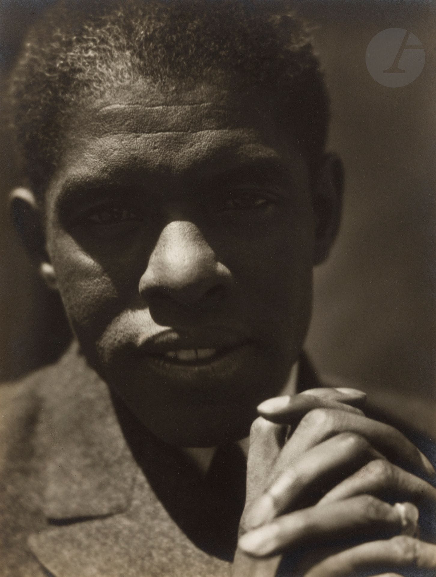 Johan Hagemeyer (1884-1962)
Roland Hayes. Californie, 1927.
Épreuve argentique d’époque, montée par le haut sur carton, signée, titrée et datée au crayon sur le montage en bas. Tampon du photographe, initiales et date au crayon au verso. 
23 x 17 cm

Provenance : 
Ancienne collection du Art Institute of Chicago.

Collection d'un amateur - N°66 à 93