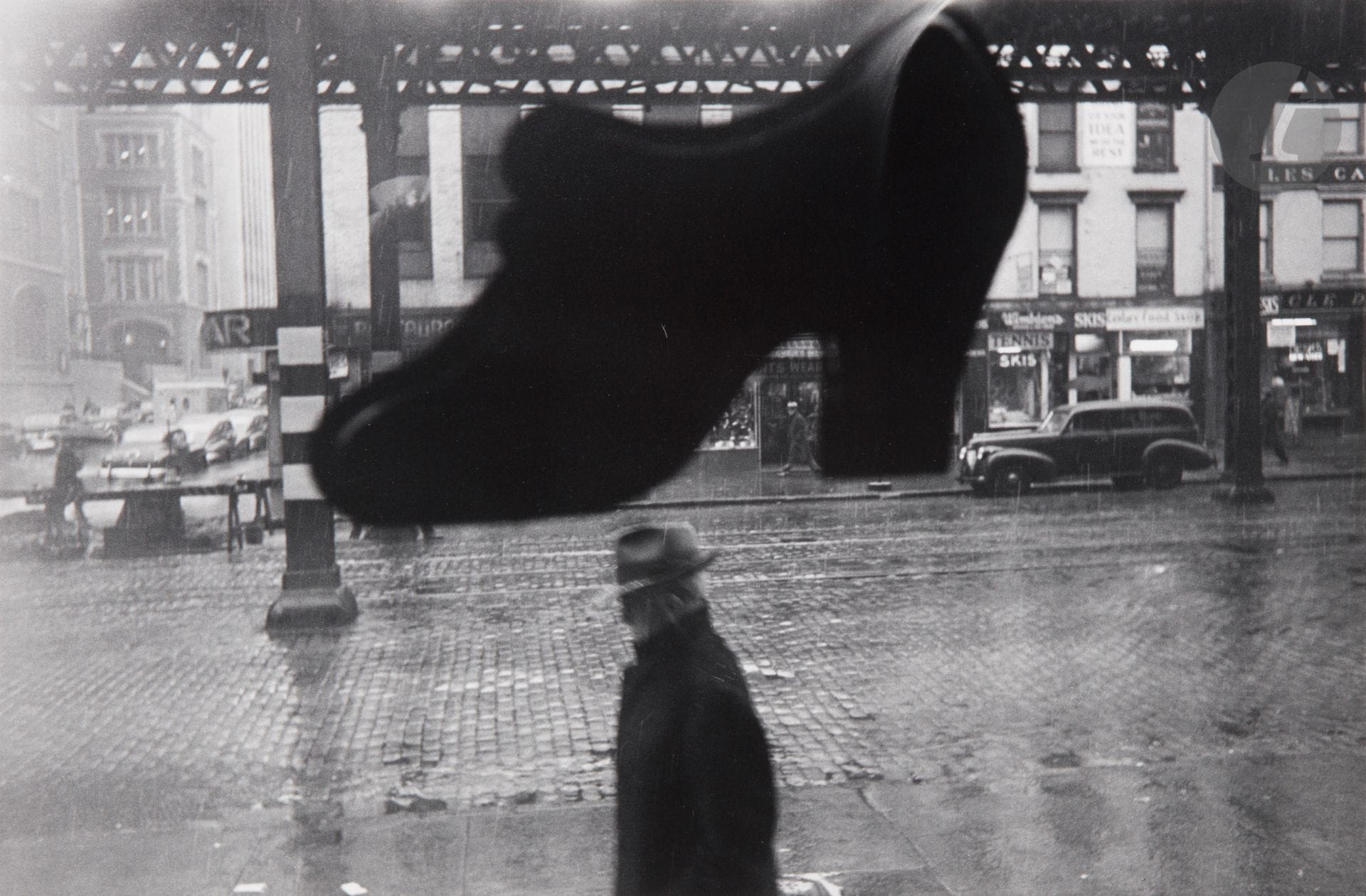Louis Faurer (1916-2001)
New York City, 1942.
Silver print on Agfa paper (c. 1960), signed, titled and dated in pencil on verso.
Image: 18.5 x 28.5 cm / Sheet: 27.8 x 35.5 cm