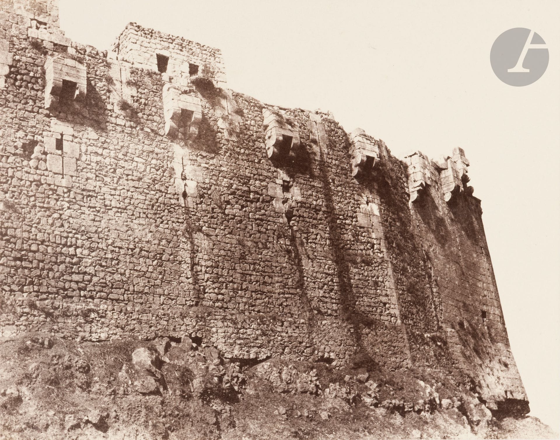 Louis de Clercq (1837-1901) 
Syrie, c. 1859.
Kalaat-el-Hosn [Krak des Chevaliers]. Deuxième enceinte. Extérieur (nord-est). 
Épreuve sur papier albuminé, d’après négatif papier, contrecollée sur carton. Légende et armoiries du photographe imprimées sur le montage en bas. 
21 x 26,5 cm