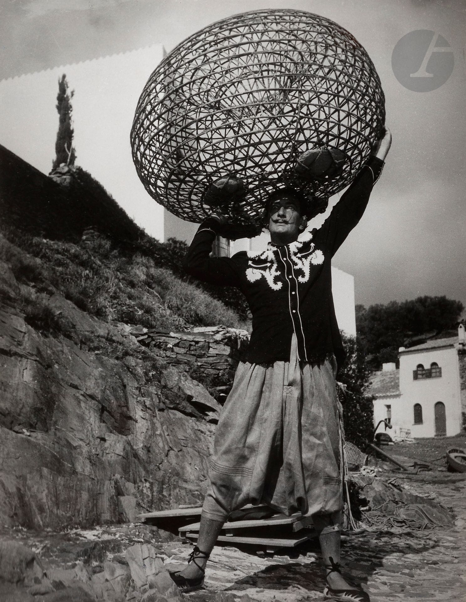 Brassaï (Gyula Halász, dit) (1899-1984)
Salvador Dali avec une nasse. Portlligat, 1955.
Épreuve argentique d’époque. Tampons « Brassaï - 81, rue du Faub.- St Jacques », « © copyright by - Brassaï « , « Tirage de l’auteur », tampon « Succession - Brassaï - Estate », titre, date, annotations manuscrites et indications de recadrage au verso.
29 x 22,5 cm

Provenance : 
Vente Brassaï, Millon & Associés, Paris, 2 octobre 2006, n°179.

Collection d'un amateur - N°66 à 93