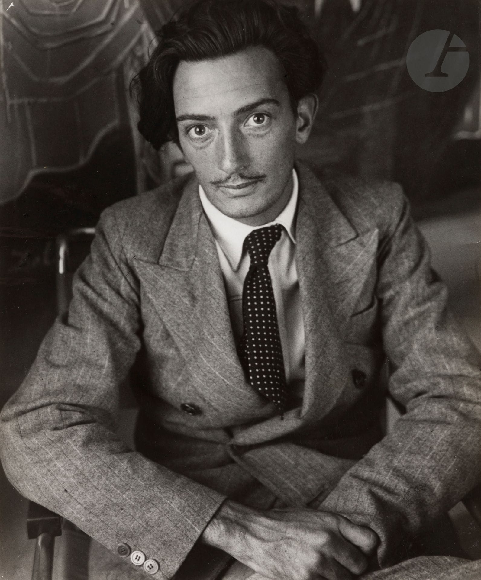 Brassaï (Gyula Halász, dit) (1899-1984)
Salvador Dali. Paris, 1932-1933.
Épreuve argentique (c. 1960). Tampon « © copyright by - Brassaï - 81, Faubourg St-Jacques », tampon « Tirage de l’auteur », tampon « Succession - Brassaï - Estate » et annotations manuscrites de la main du photographe « Mon premier portrait de Dali » au verso.
29 x 23,5 cm

Provenance :
Vente Brassaï, Millon & Associés, Paris, 2 octobre 2006, n°283.

Collection d'un amateur - N°66 à 93