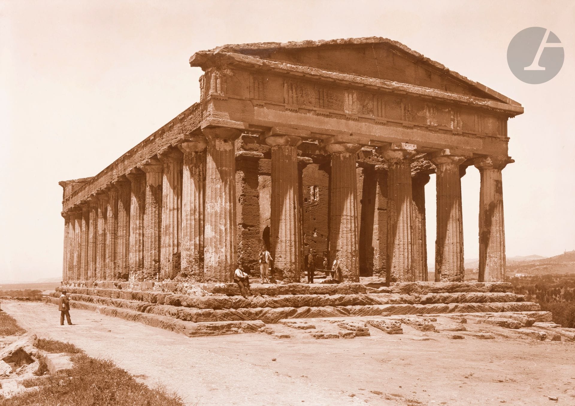 Fratelli Alinari
Italie, c. 1860-1870.
Sicile. Taormina et l’Etna. Cathédrale de Palerme. Port de Palerme. Temple de Ségeste. Cathédrale de Messine. Agrigente. Temple de Junon. Temple de la Concorde. Porte du dôme de Prato par Della Robbia. Venise. Cathédrale de Milan. Lucques. 
Album in-plano (68 x 55 cm), reliure en demi-maroquin brun, titré sur le dos et composé de 11 épreuves au charbon (tirées par la Maison Adolphe Braun), contrecollées sur cartons. Légendes manuscrites sur les montages.
Format moyen : 40 x 58 cm