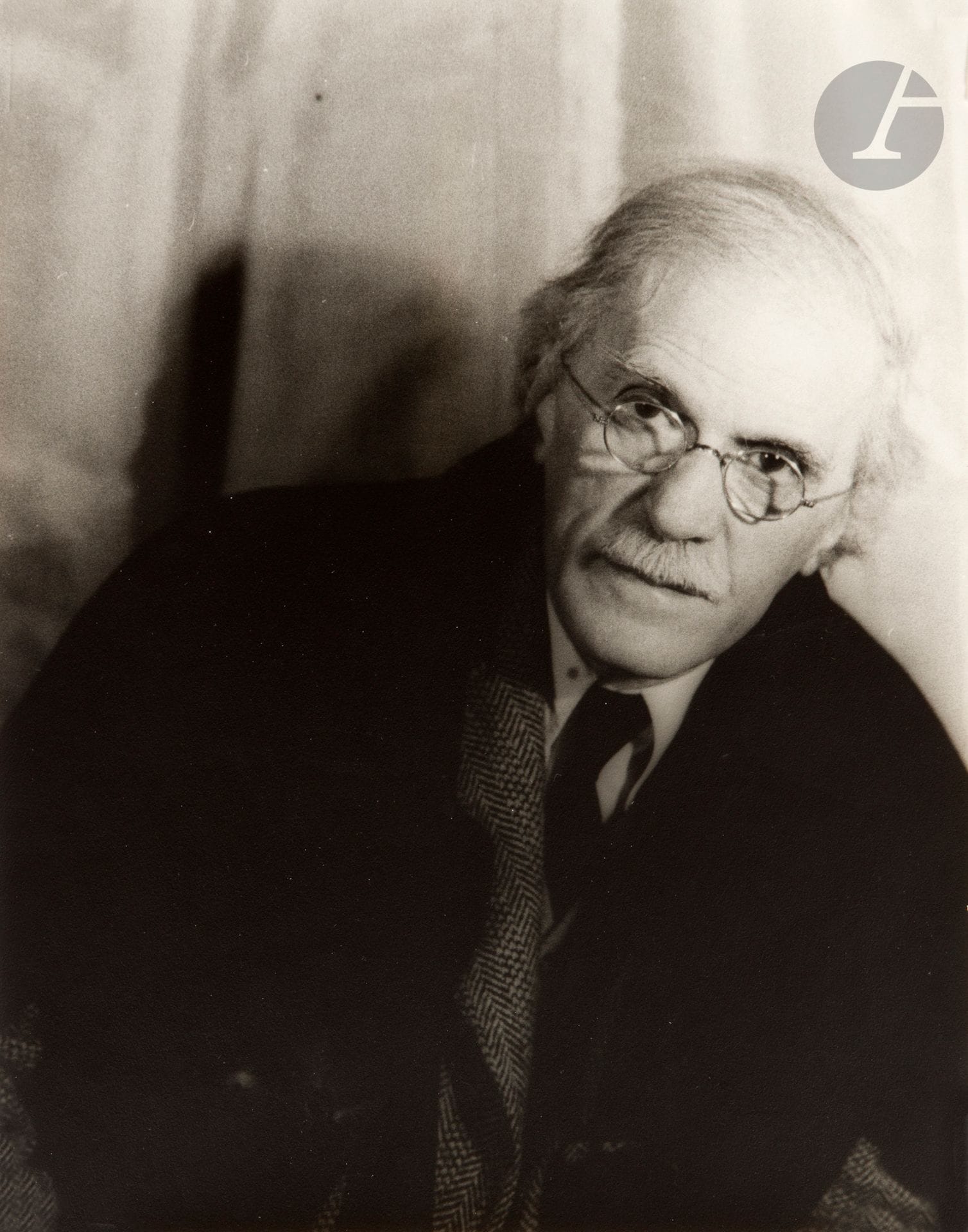 Carl van Vechten (1880-1964)
Alfred Stieglitz, 17 avril 1935.
Épreuve argentique d’époque. Tampon du photographe, titre, date et annotations manuscrites au verso.
24 x 19 cm

Provenance : 
- Harry Lunn. 
- Robert Miller Gallery, New York.

Collection d'un amateur - N°66 à 93