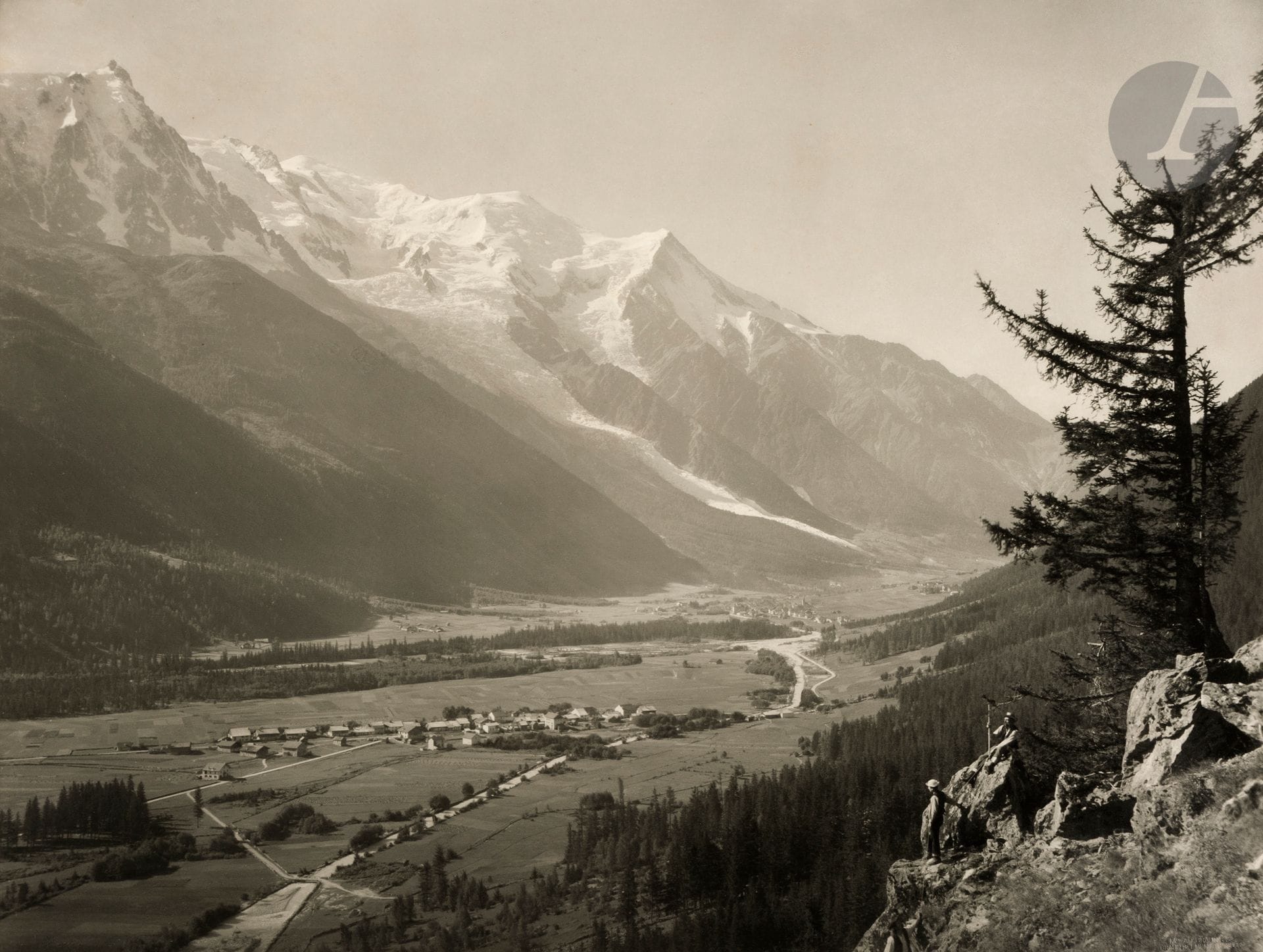 Maison Adolphe Braun
Alpes francaises et suisses, c. 1860-1880.
Mont Blanc vu de la Flégère. Chamonix. Glacier Roseg. Lac des Quatre Cantons (panorama en trois vues). Martigny. Source de la Lütschine. La Viège et le Cervin. Vallée de Lauterbrunnen. Mont Cervin pris du Hoernli. Mürren depuis l’Allmendhubel (panorama en trois vues). Reproductions d’œuvres de Rembrandt van Rijn, Pierre Paul Rubens, François Clouet ou du Titien.
Deux (2) albums in-plano (68 x 55 cm), reliures en demi-maroquin brun, titrés sur le dos et composés respectivement de 13 et 10 épreuves au charbon, certaines formant des panoramas, contrecollées sur cartons. Légendes manuscrites ou imprimées et nombreux tampons « Maison AD. Braun & Cie » sur les montages.
Formats : de 37 x 42 à 37 x 48 cm