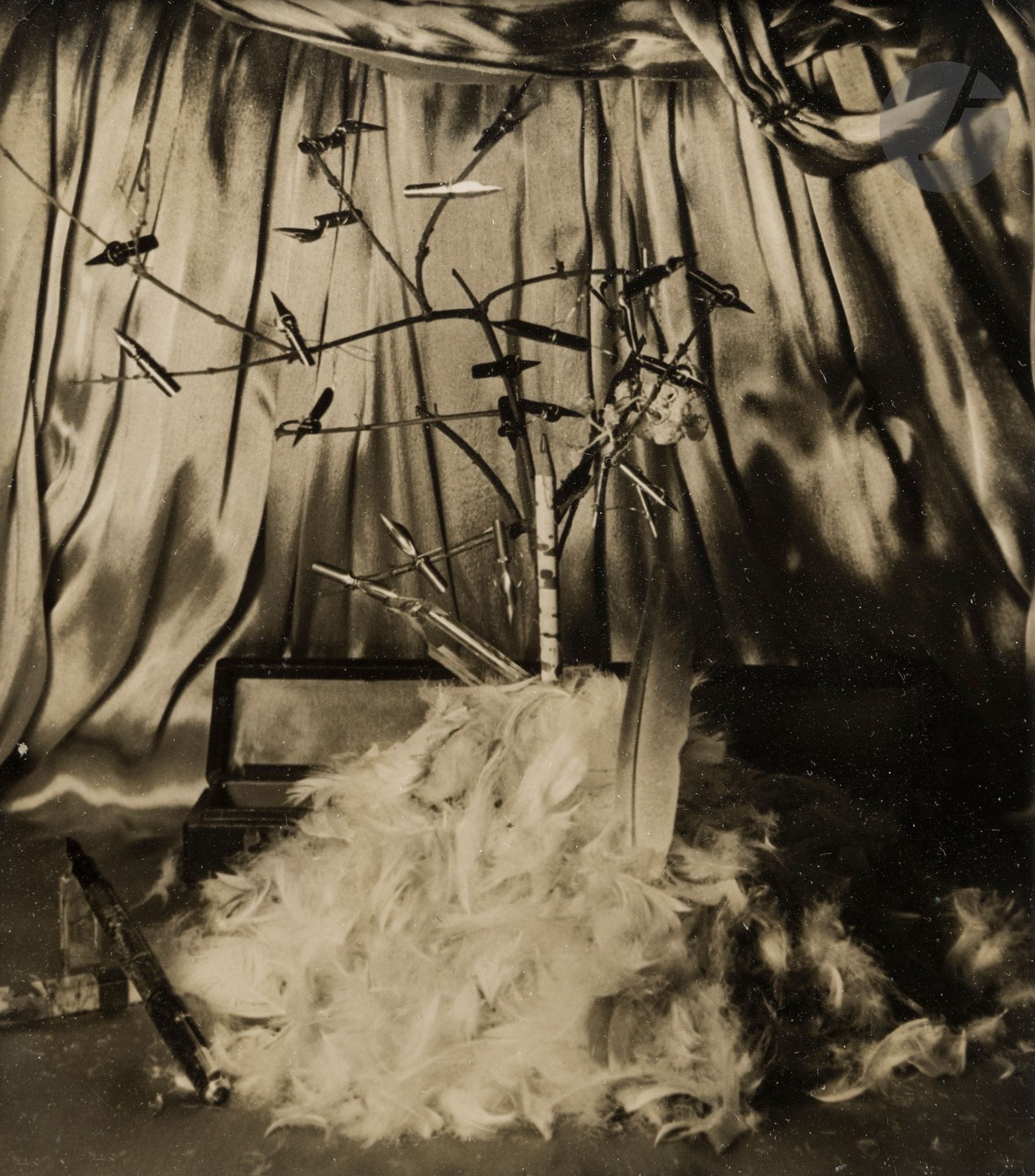 Claude Cahun (Lucy Schwob, dite) (1894-1954)
Le Coeur de Pic [variante de la planche XVI], 1936.
Épreuve argentique d’époque.
13,2 x 11,8 cm - cadre

Provenance : 
- Galerie Zabriskie, New York. 
- Galerie Berggruen, Paris.

Expositions : 
- Claude Cahun Photographe, 1894-1954, Musée d’Art Moderne de la Ville de Paris, 23 juin - 17 septembre 1995.
- Claude Cahun, Shiseido Art Space, Tokyo, 7 avril - 11 mai 1997. 
- L’Objet Surréaliste, IVAM, Valence, octobre - décembre 1997.
- Surreale Dinge (Surreal Objects), Schirn Kunsthalle, Francfort, février - mai 2011.
- Claude Cahun, les mises en scène d’objets, Galerie de France, Paris (Studiolo), mars - avril 2013.
- The Muses of Montparnasse, Musée Pouchkine, Moscou, 15 juillet - 3 octobre 2021.

Bibliographie : 
- François Leperlier, Claude Cahun, l’écart et la métamorphose, Paris, Jean-Michel Place, 1992, p. 168. 
- Claude Cahun Photographe, cat. expo. Musée d’Art Moderne de la Ville de Paris, 23 juin - 17
septembre 1995, Éditions Jean-Michel Place/Paris Musées, 1995, p.154, n° 201.
- Claude Cahun Bilder, Münich, Schirmer/Mosel, 1997, p. 130.