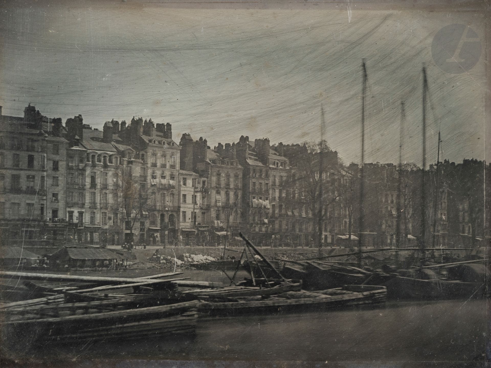 Henri Lamoré-Forest (attribué à) 
Quai de la Fosse. Nantes, c. 1841. 
Daguerréotype pleine plaque dans un montage moderne. 
14,5 x 19,5 cm (à vue)

Bibliographie : 
Quentin Bajac, Dominique de Font-Réaulx, Le daguerréotype français, un objet photographique, Paris, RMN, 2003, p. 255.
