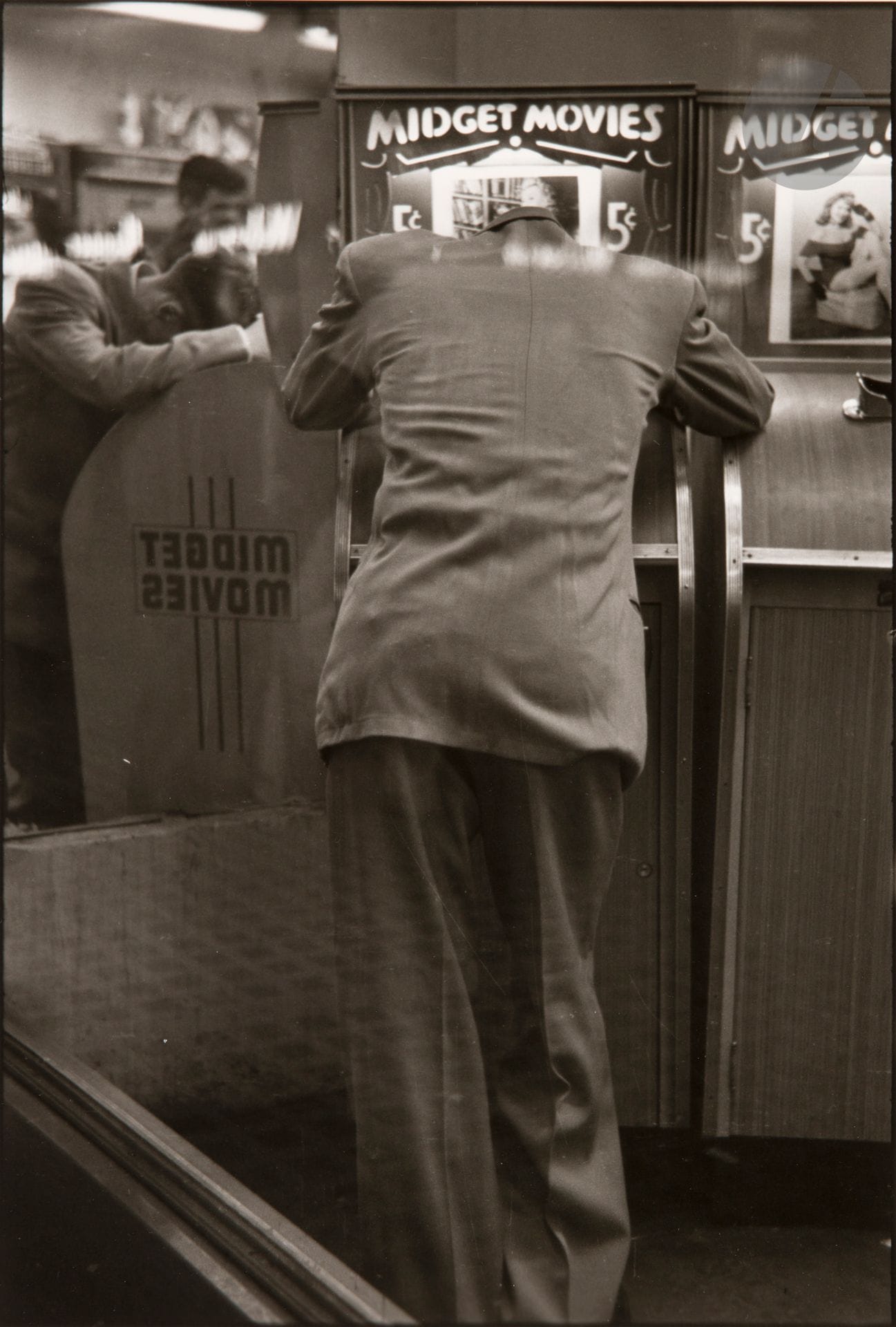 Louis Faurer (1916-2001)
42nd Street (Midget Movies). New York, c. 1948.
Silver print (c. 1980), signed in pencil on verso.
Image: 31 x 20.7 cm / Sheet: 35.5 x 27.8 cm