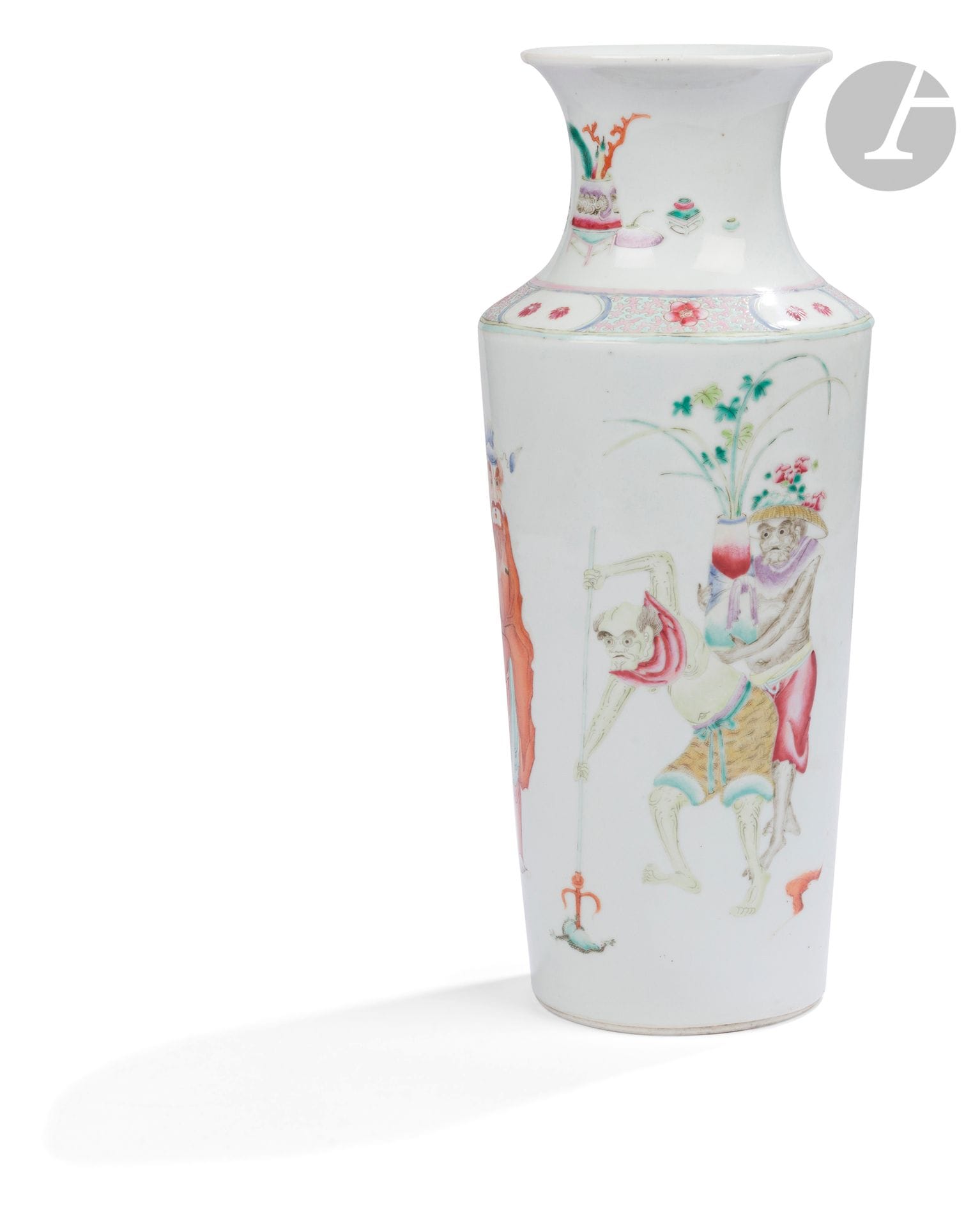 Vase en porcelaine à décor dans le style de la famille rose de Zhong Kui et ses démons repoussant les « cinq venins », Chine, XIXe siècle
De forme rouleau, décoré de Zhong Kui entouré d’esprits chassant les cinq animaux venimeux. Un de ses soldats démons tient son sabre, un autre plante un trident dans un crapaud, un troisième coiffé d’un chapeau fleuri porte un vase d’où émergent de longues herbes et branches feuillues. Deux autres se font face, l’un tient fermement un trident auquel sont attachés les animaux venimeux déjà tués (serpent, millepatte ailé, scorpion, gecko). Le col est orné d’objets mobiliers et de lettrés, pot à pinceaux, brûle-parfum, livres, rocher de lettré et champignons lingzhi. Une frise de rinceaux bleu clair sur fond rose alternant des réserves de petits chrysanthèmes fait la jonction entre le col et la panse.
Hauteur : 35,5 cm

Dans le folklore chinois, les scorpions, serpents, crapauds, geckos et les mille-pattes sortent au mois de mai pour nuire aux humains, qui tentent depuis des siècles de les tenir à distance à l’aide d’herbes, de vêtements et d’amulettes en papier. Dans le calendrier lunaire, le mois de mai est connu sous le nom de « mois du poison », car c’est le mois où les températures augmentent, où les précipitations sont plus abondantes et où les parasites venimeux commencent à se reproduire. La coutume du festival des bateaux-dragons, qui tombe le cinquième jour du cinquième mois lunaire, est de « repousser les cinq venins ». ​​Certaines familles accrochaient des affiches représentant Zhong Kui, l’exorciste des contes populaires chinois, tenant une épée et tuant les cinq parasites venimeux.