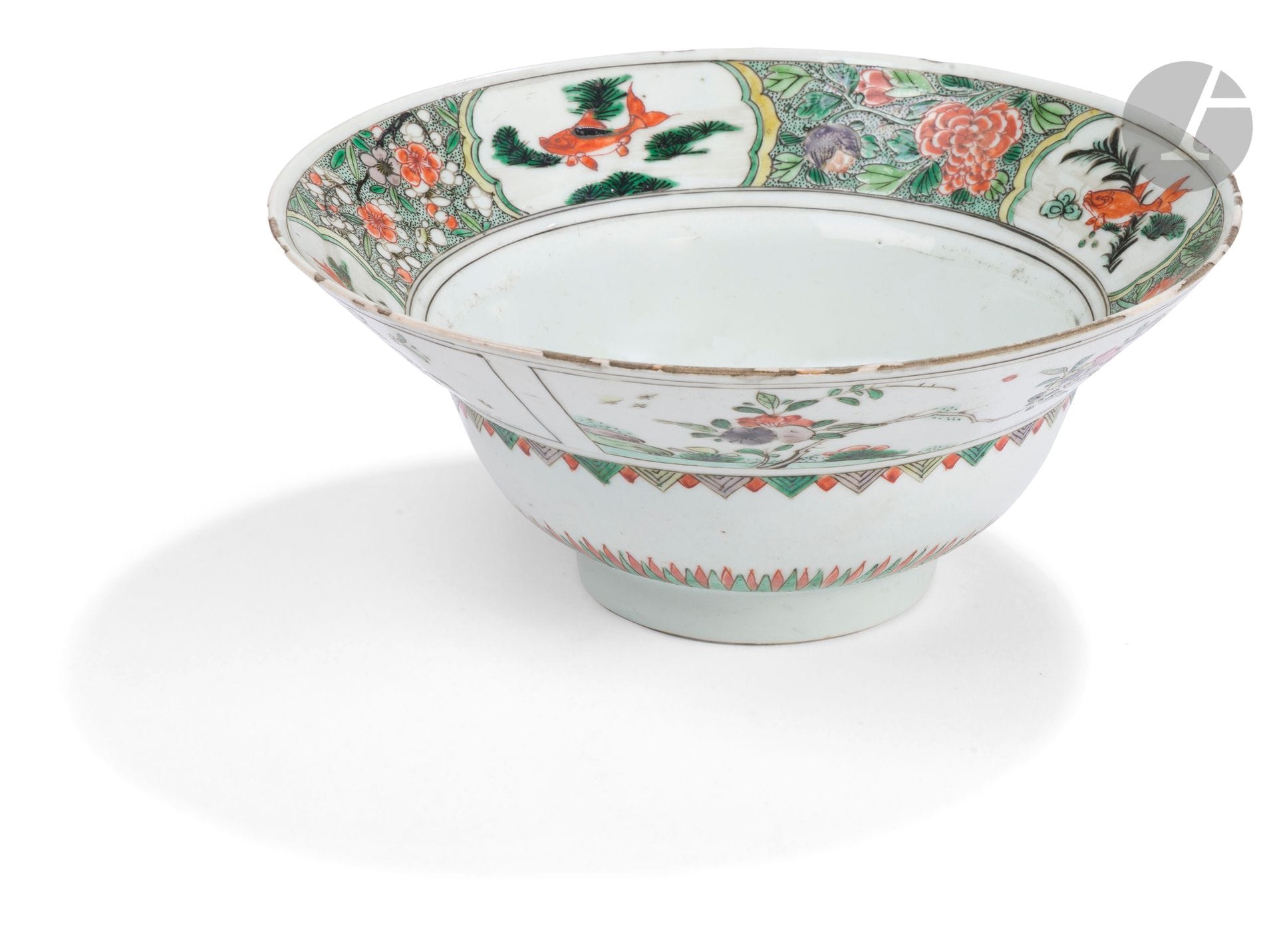 Green family porcelain bowl, China, Compagnie des Indes, Kangxi period (1662-1722)
Flared at the top, the bottom of the bowl is decorated with a peony and the rim with a frieze of alternating panels featuring a fish in seaweed and peony, pomegranate, lotus and chrysanthemum flowers. The outer wall is decorated with four cartouches of flowering branches fluttering with insects and stylized friezes above the foot.
Height: 8.2 cm; diameter: 19.1 cm