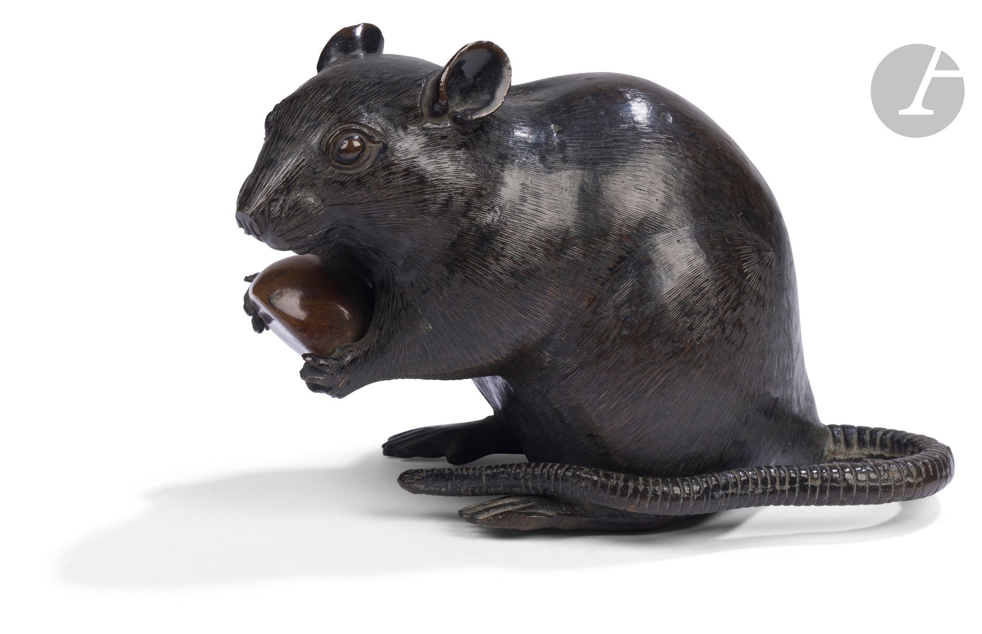 Okimono en alliage de cuivre, Japon, époque Meiji (1868-1912)
Il représente le sujet classique d’un rat tenant une chataîgne. En dessous, un petit rectangle en creux laisse penser qu’il pourrait s’agir de l’emplacement d’une signature dans un cartouche en métal aujourd’hui disparu. 
Hauteur : 10 cm